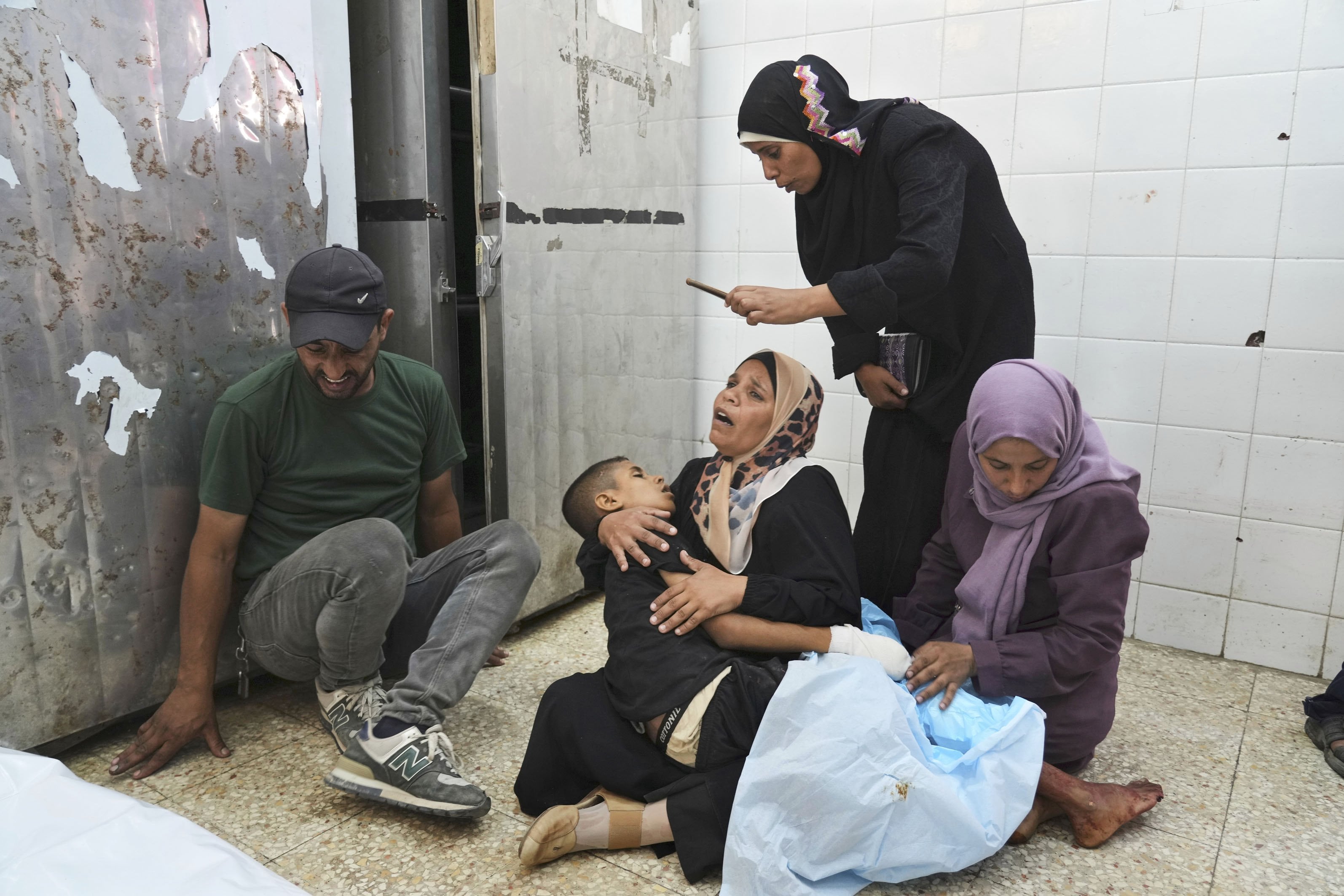 Sherine Abu Mor abraza el cuerpo de su hijo, Hamza Al-Shaer, quien murió en un ataque aéreo del ejército israelí, antes de su entierro en el Hospital Al-Aqsa en Deir al-Balah, Franja de Gaza, el sábado 14 de junio de 2025.