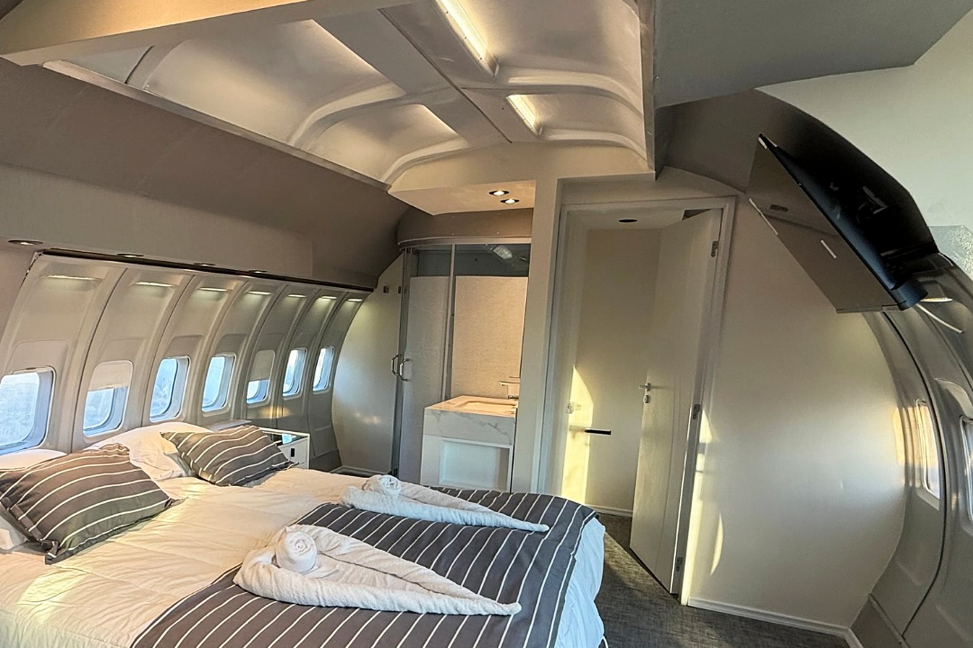 Dentro se conserva tal cual el interior de la cabina de avión con sus ventanillas, puertas de emergencia y hasta, en algunos casos, la cabina del piloto
