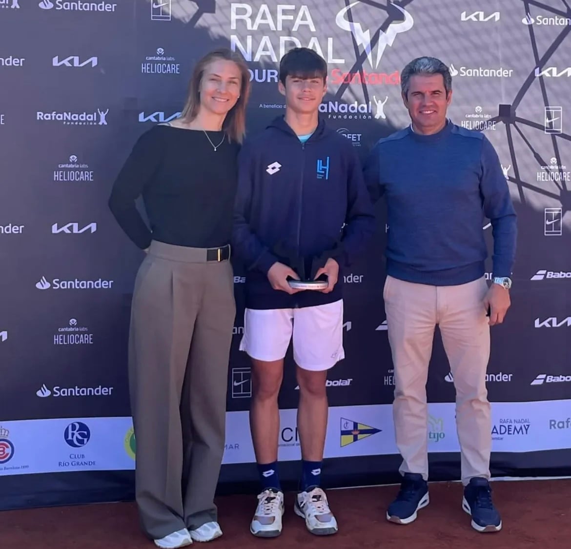 El hermano menor de Carlos Alcaraz, Jaime, junto con sus padres, Virginia y Carlos