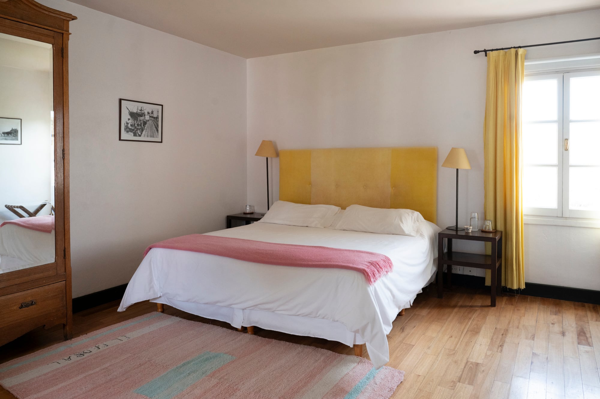 Las habitaciones son amplias y están decoradas en tonos cálidos