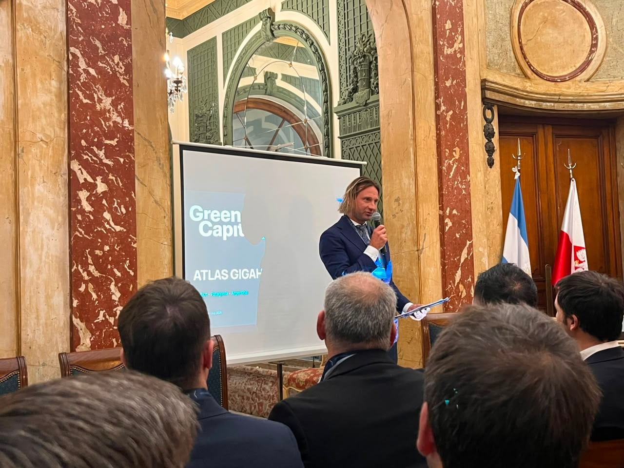 Michał Polanowski, fundador y CEO de Green Capital, en la embajada de Polonia en Argentina, presentando la firma del acuerdo estratégico de su empresa con partnerts, para desarrollar un centro de datos en Chubut