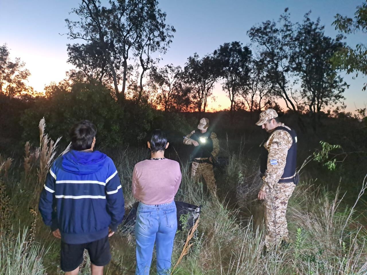 Tras un rastrillaje, los agentes hallaron cuatro bultos envueltos en bolsas de nylon negro que contenían más de 46 kilos de estupefacientes (Foto: Ministerio de Seguridad / Argentina.gob.ar)