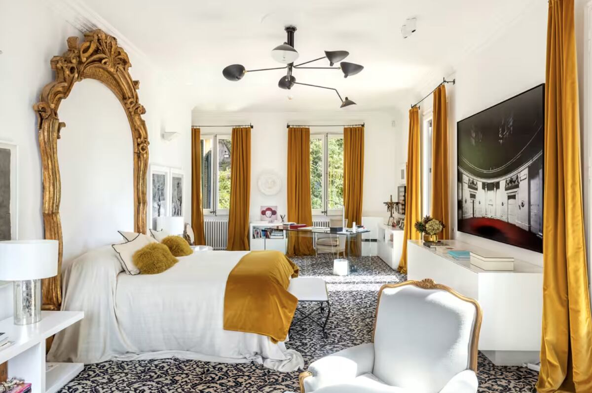 Una de las habitaciones de la mansión en venta