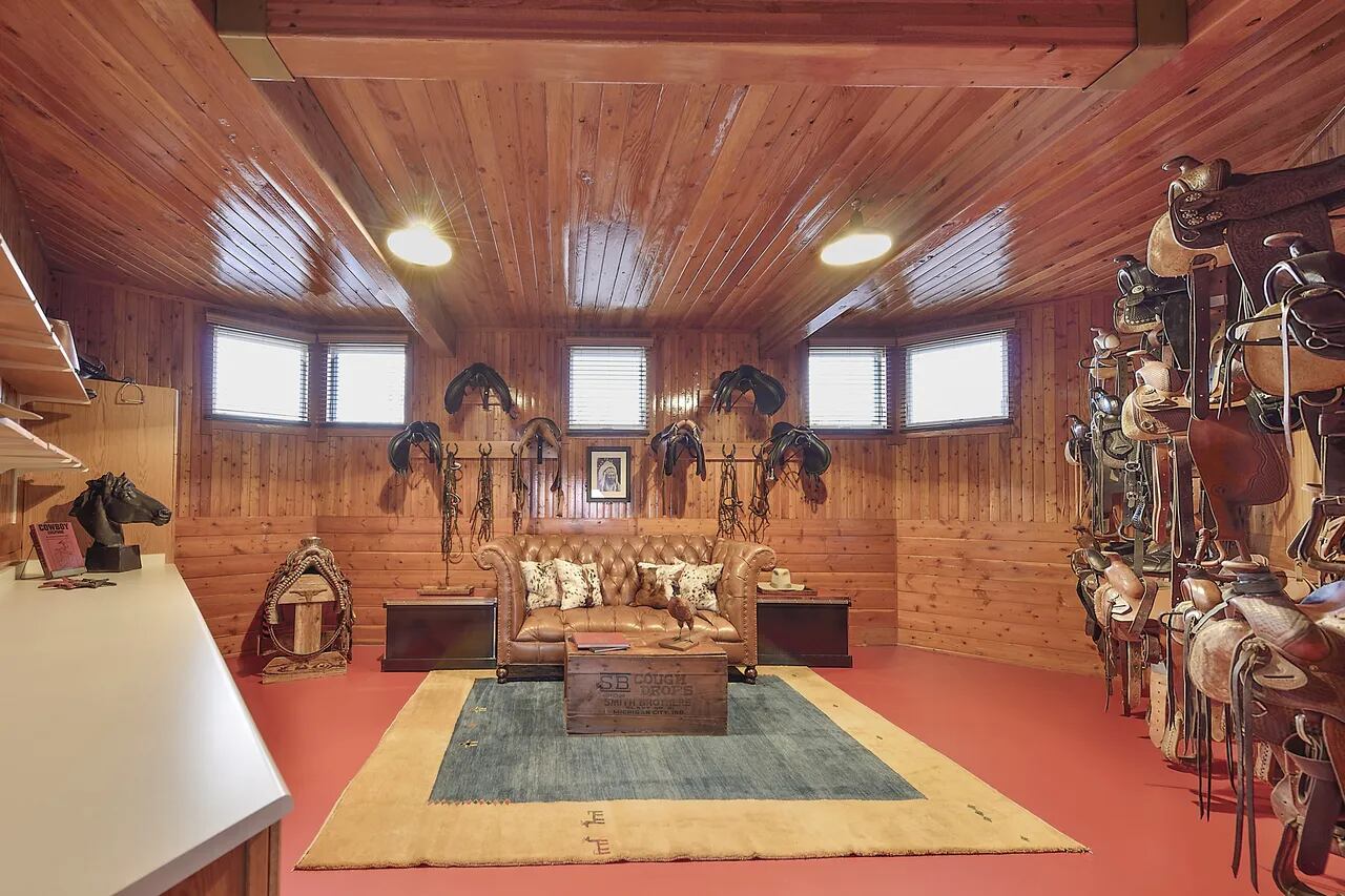 La sala de monturas, en las caballerizas de Zorro Ranch (foto: realtor.com)