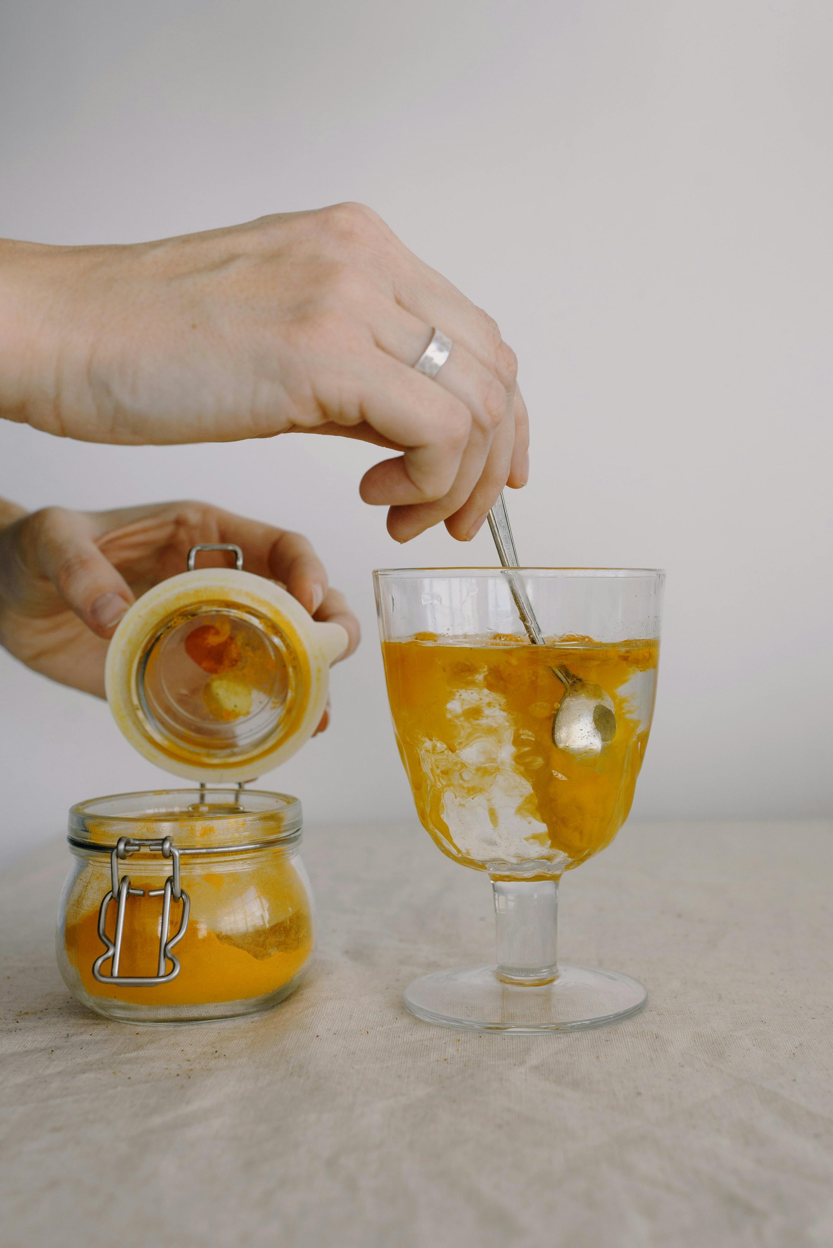 La cúrcuma se puede consumir en suplementos, batidos, infusiones o comidas post-entrenamiento