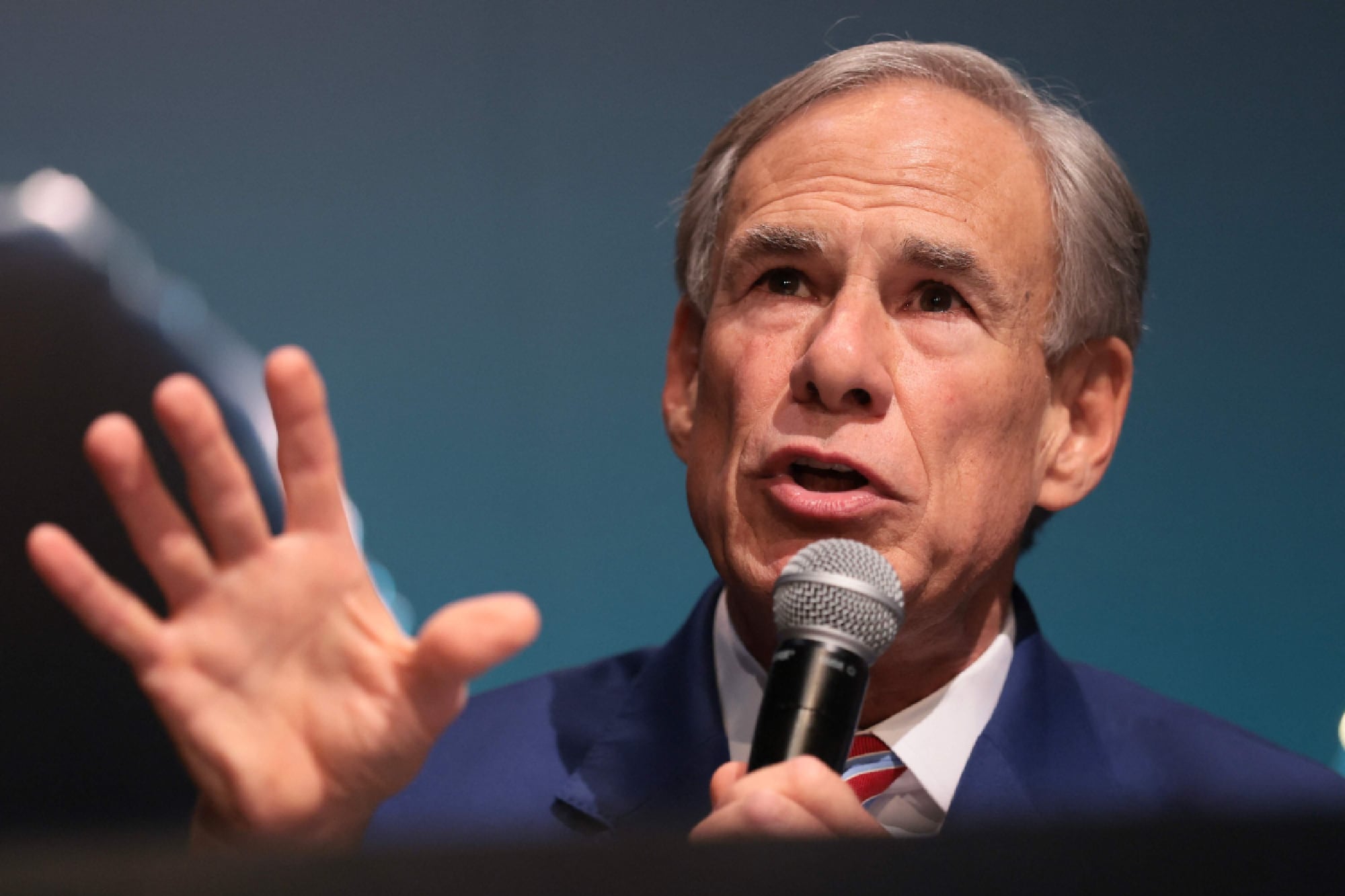 Greg Abbott enfrenta un déficit de 12 puntos entre los votantes latinos, según la encuesta realizada por N+ Univision/YouGov