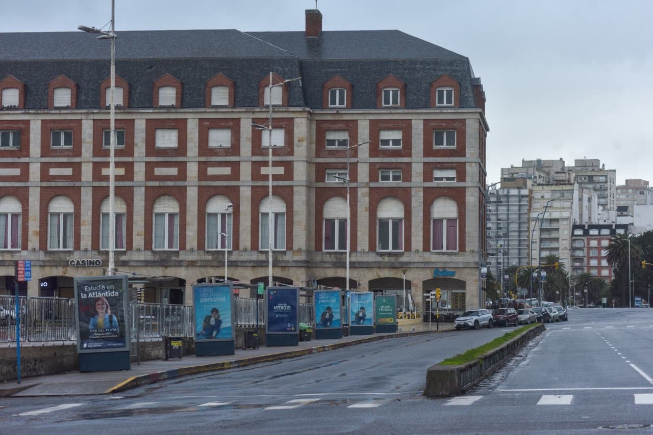 temporal de viento y olas de 5 metros en escolleras de Mar del Plata