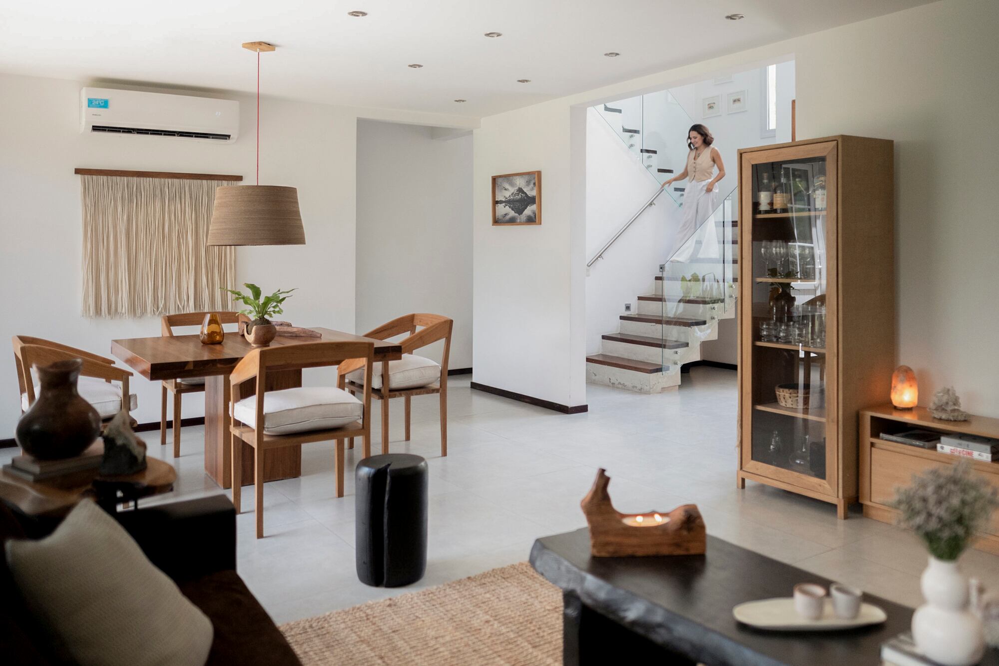 La alfombra de yute natural traída de Marruecos. Lámpara (Proyecto Estepa)