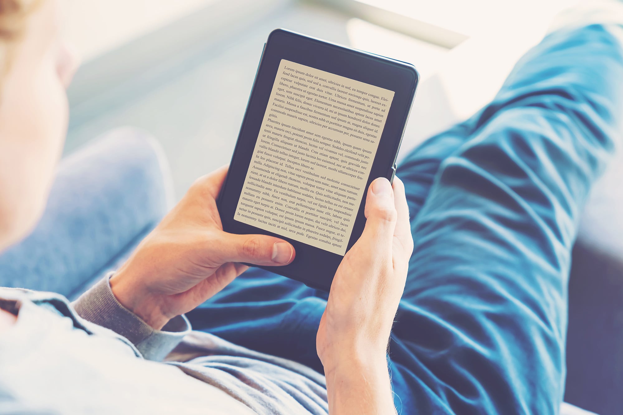 ¿Libro en papel o ‘e-book’ antes de dormir? La elección que puede alterar el sueño, reducir la melatonina y cambiar la calidad del descanso nocturno