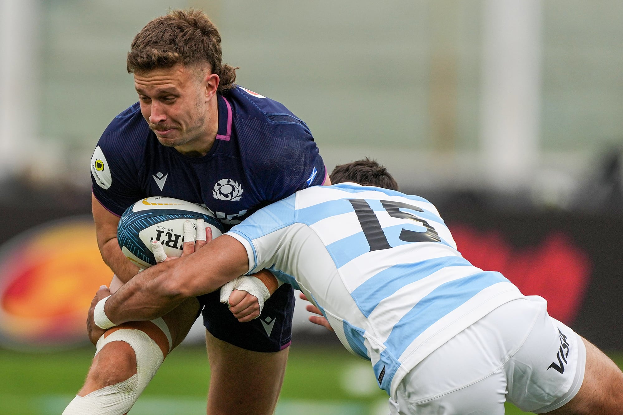 Santiago Carreras intenta tacklear a Kyle Rowe
