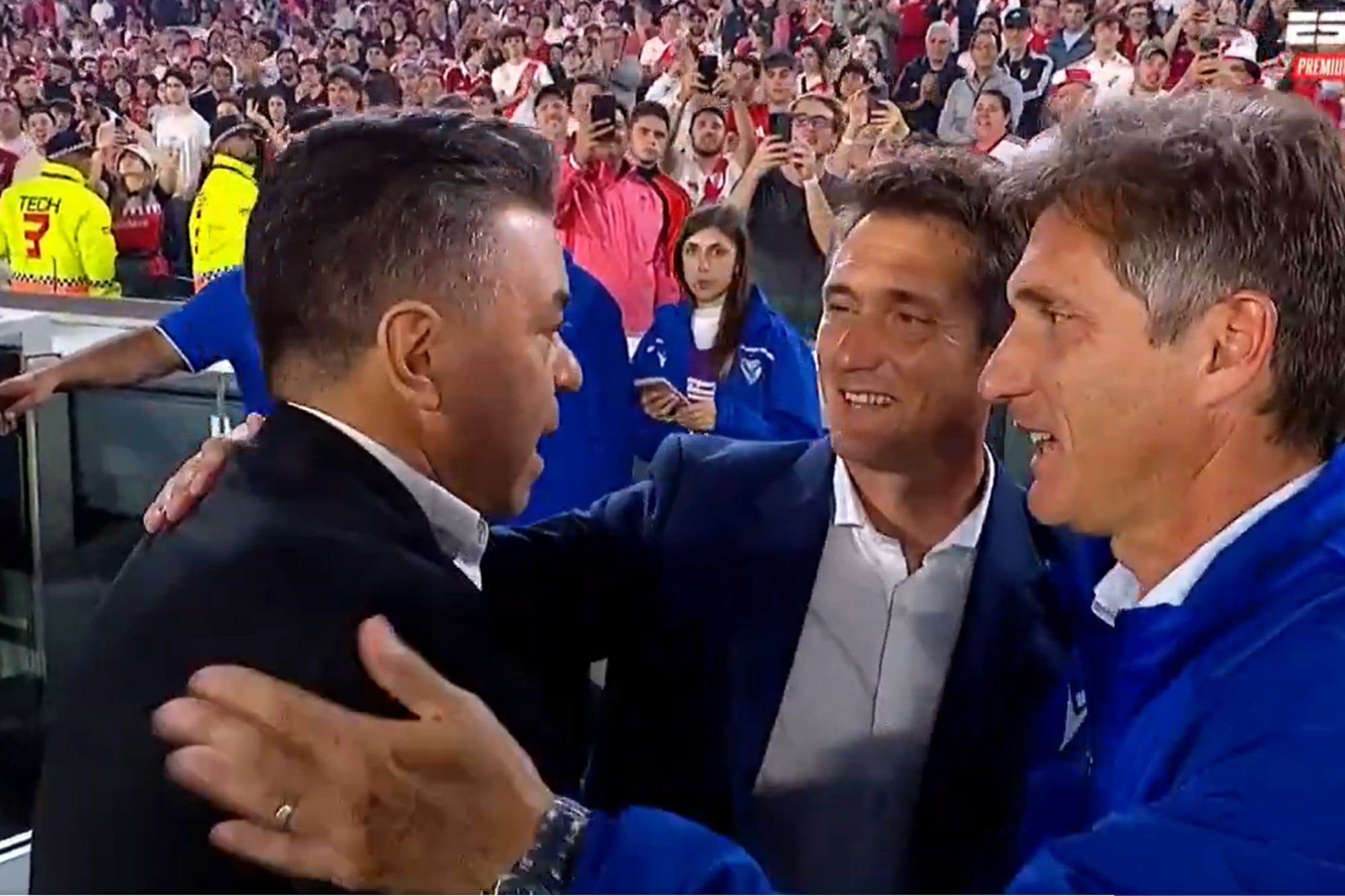 El abrazo de Gallardo con Guillermo y Gustavo Barros Schelotto