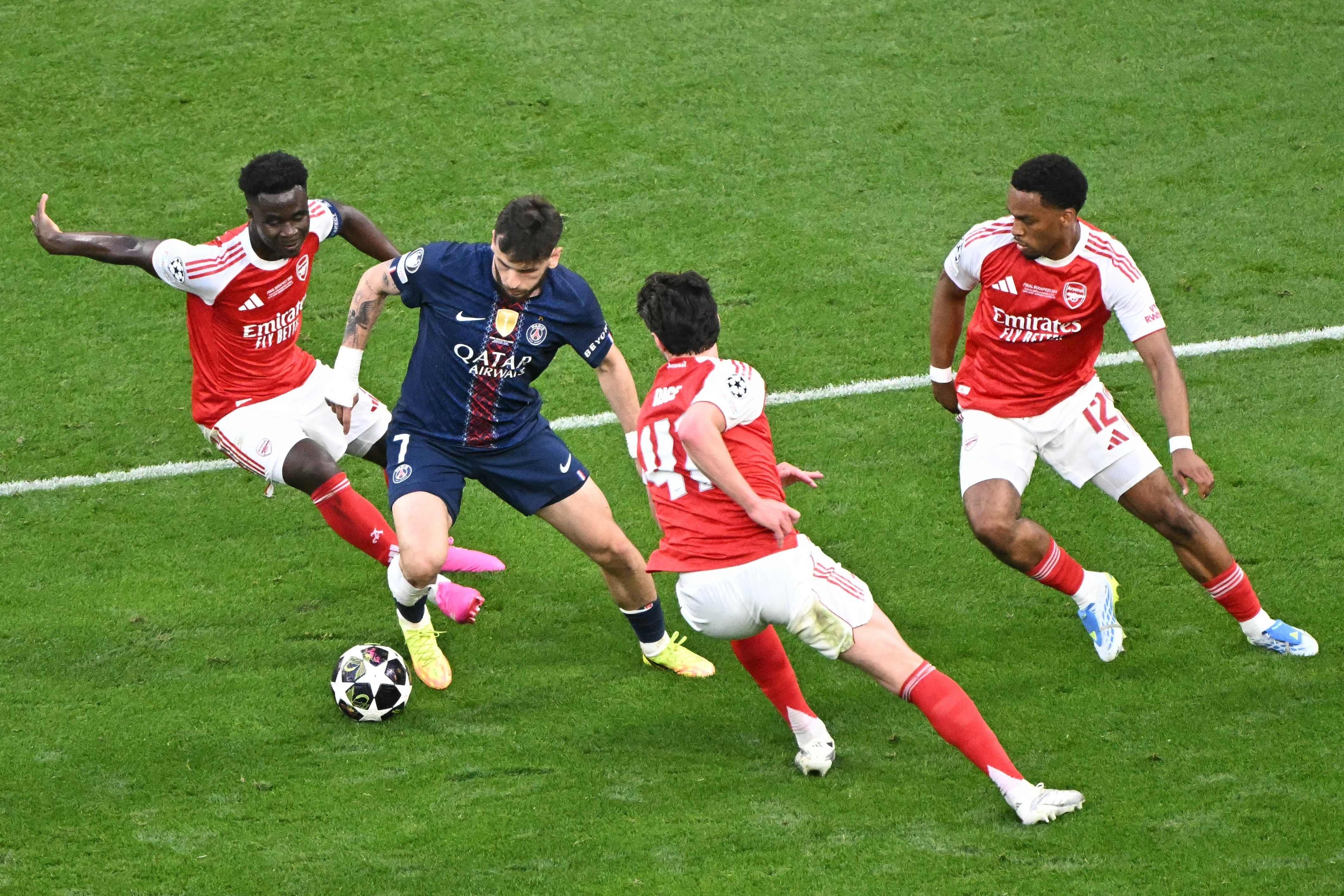 Así intentó triplicar las marcas Arsenal ante Khvicha Kvaratskhelia; por momentos lo hizo muy bien