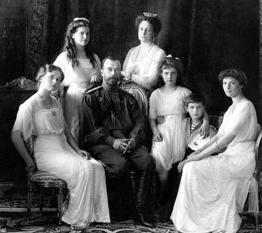 Nicolás II y Alejandra junto a sus cinco hijos: Olga, Tatiana, María, Anastasia y Alexei. La familia imperial rusa fue asesinada en 1918, después de más de un año de cautiverio