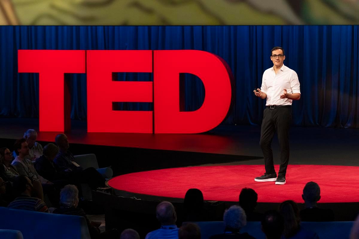 Joaquin Navajas durante su charla en la TEDx Global Idea Search en Vancouver.
