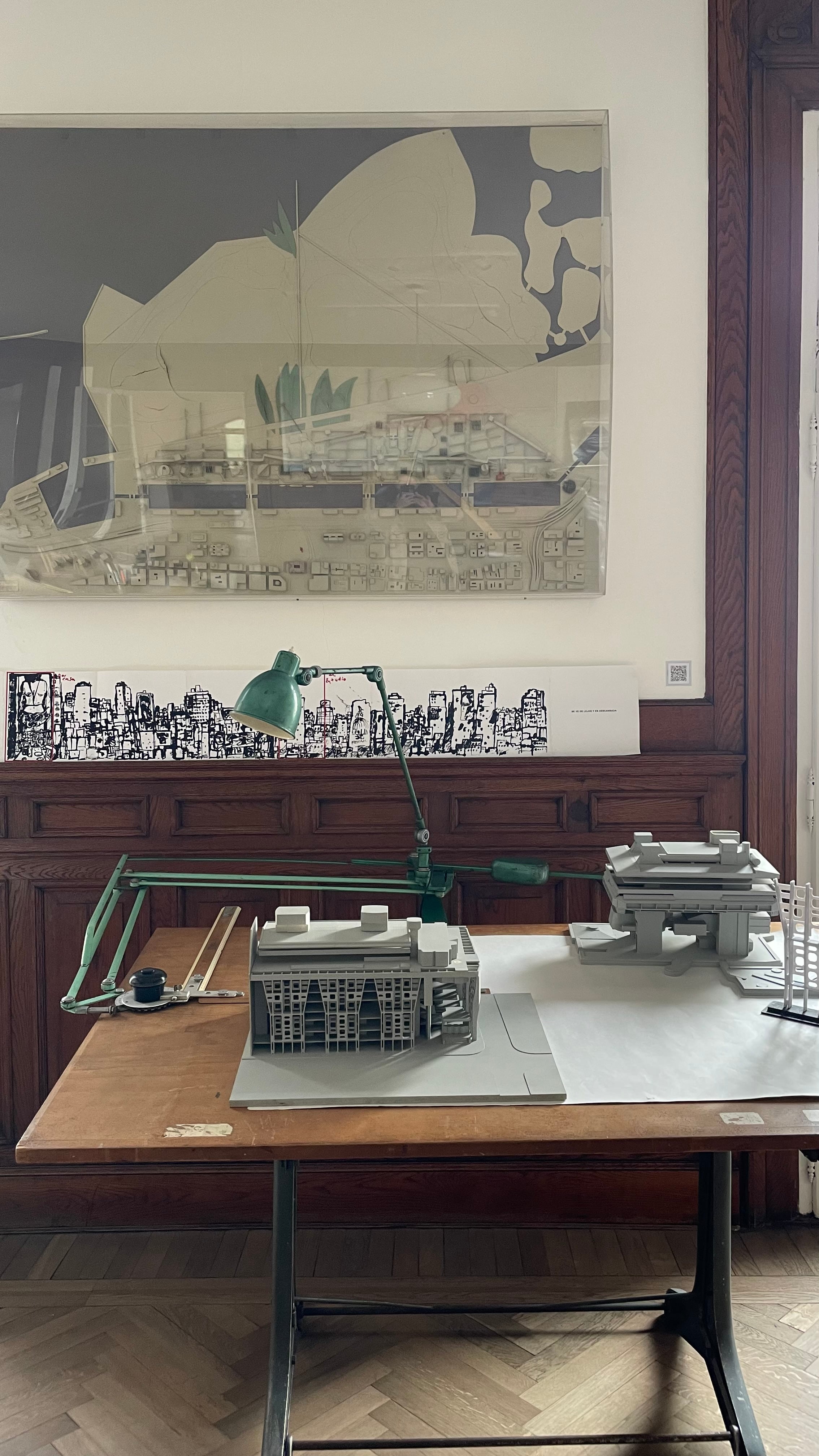 Sobre el tablero antiguo de la oficina, las maquetas de las dos obras más famosas del arquitecto: el Banco de Londres y la Biblioteca Nacional Argentina.