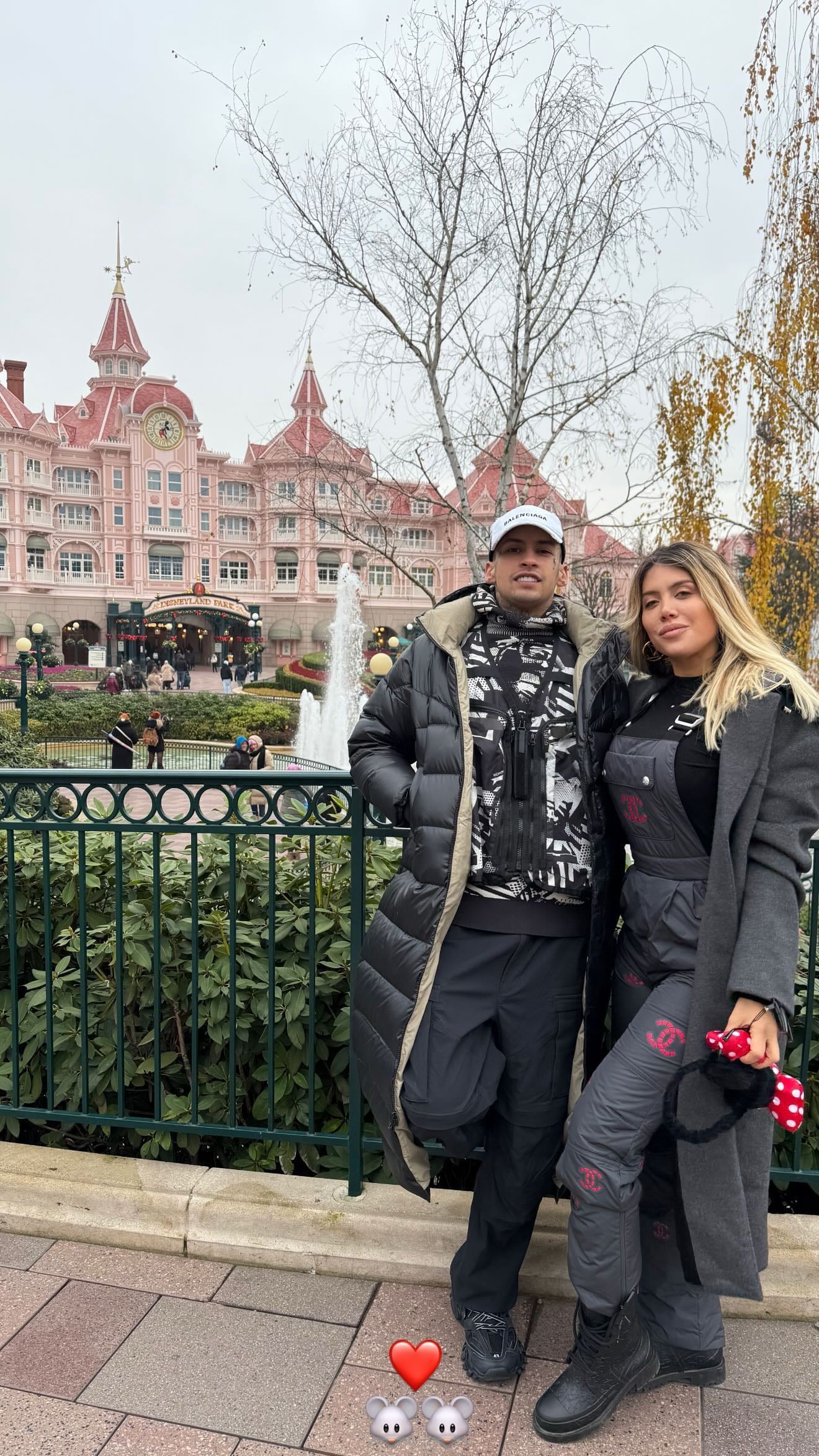 La foto de Wanda y L-Gante en el parque de Walt Disney de Parías