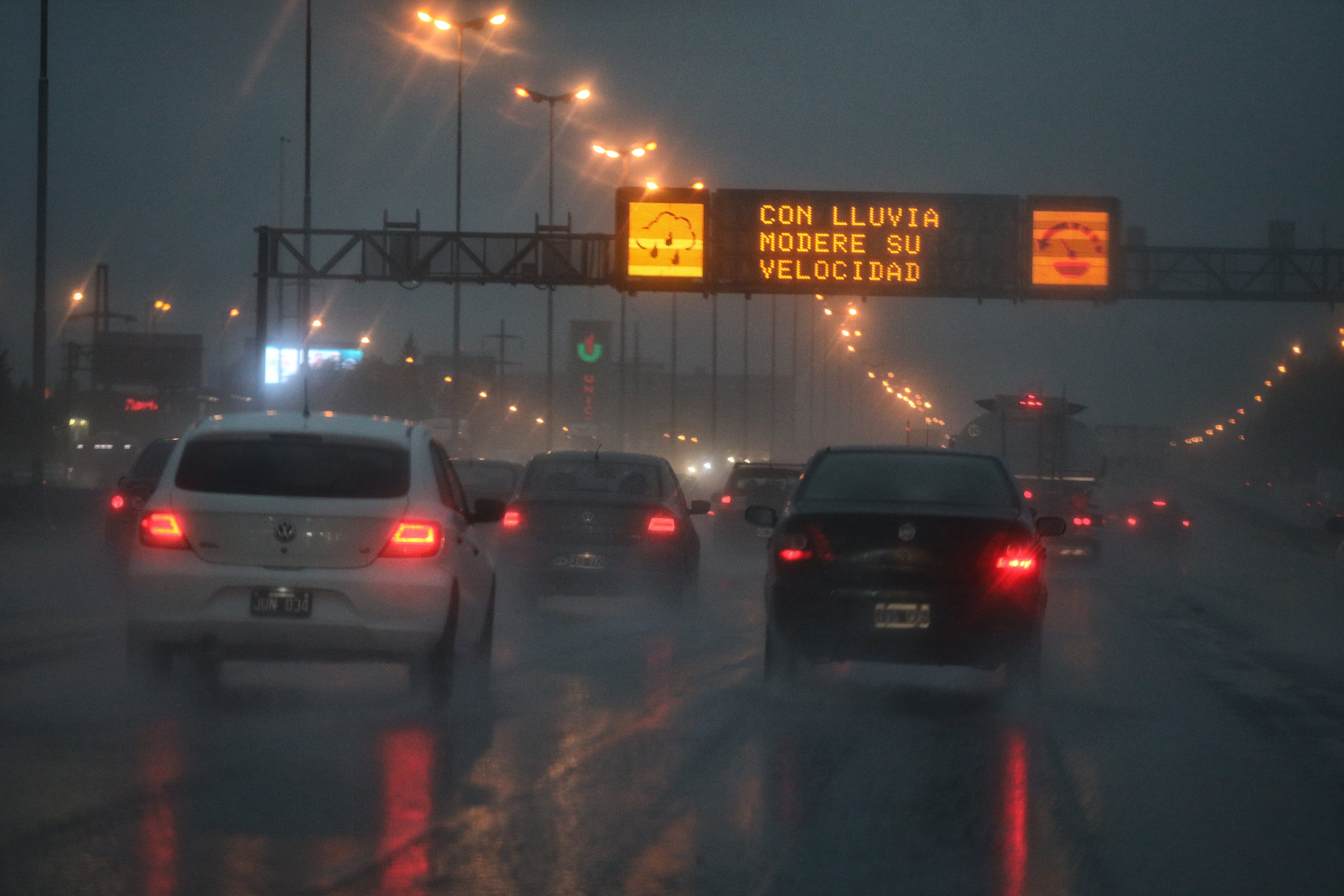 Durante estas tormentas es crucial mantener una atención plena al momento de manejar