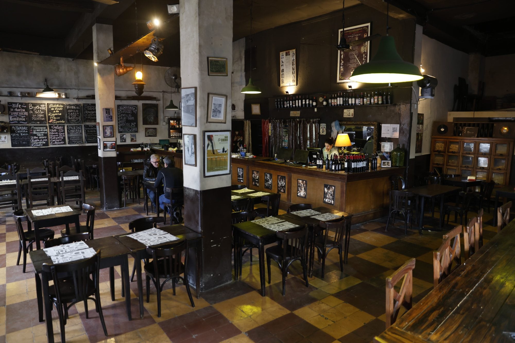 En los últimos cuatro años, además de café y milonga, el bar fue un espacio donde los vecinos podían presentar sus libros y oír música en vivo