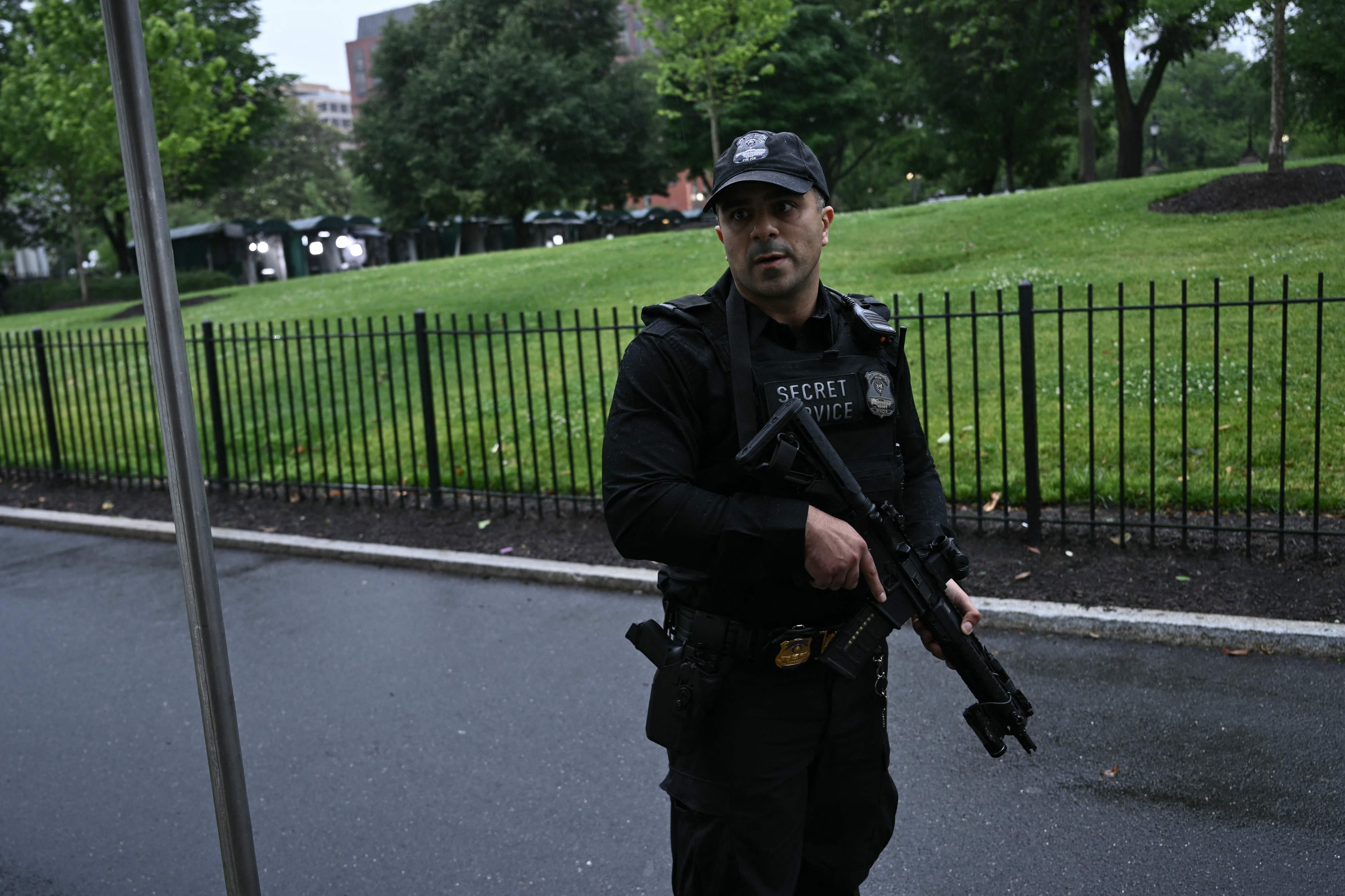 Un agente armado del Servicio Secreto reacciona en la Casa Blanca en Washington DC, después de que aparentemente se escucharan disparos