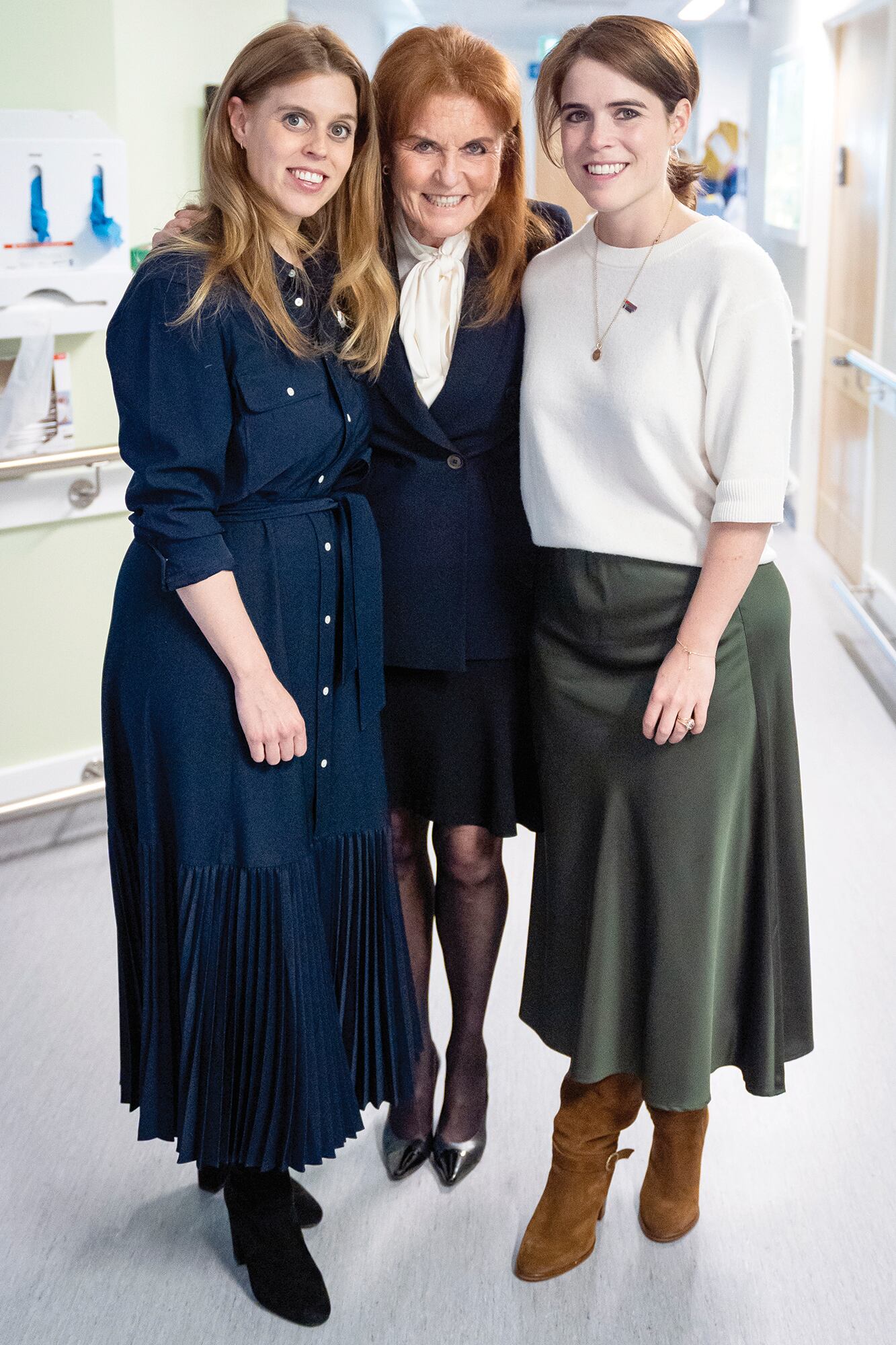 Sarah Ferguson junto a sus hijas, las princesas Beatriz y Eugenia, durante una visita al Hospital Universitario de Londres, en abril de este año
