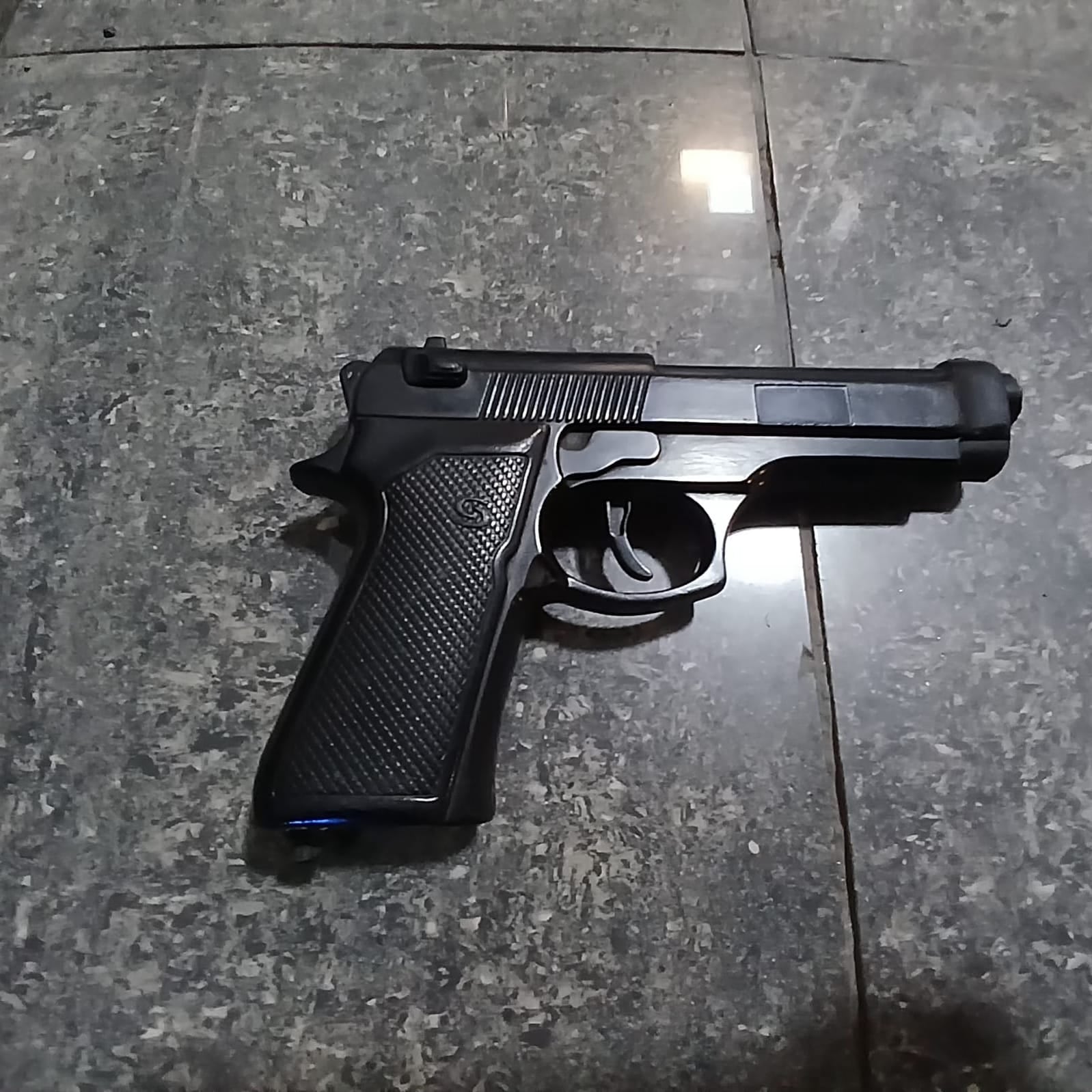 La réplica de arma de fuego secuestrada durante el procedimiento policial en Av. Colón al 1800