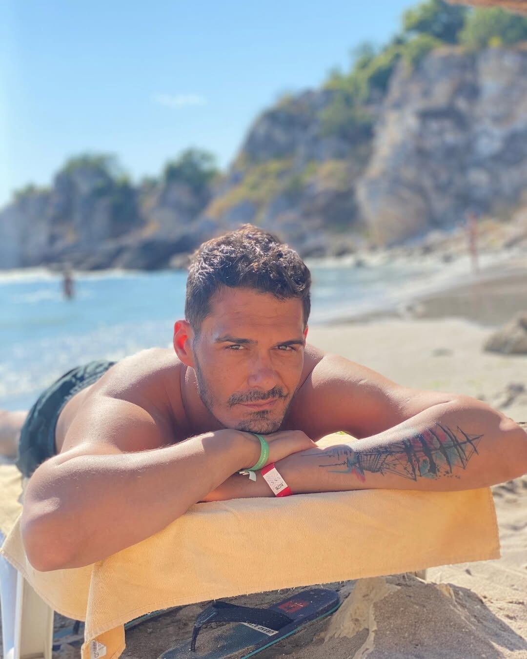 George Burcea es quien se puso en la piel de Largo en la primera temporada de Merlina (Foto: Instagram/@george_burcea)