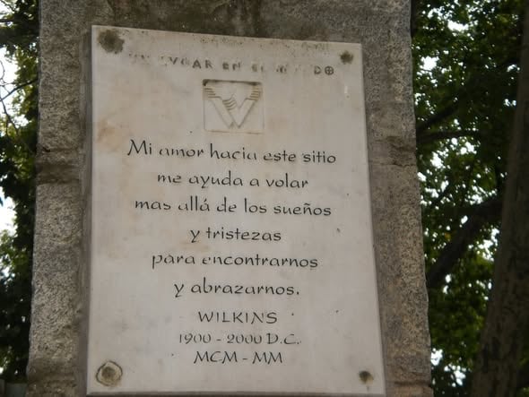 La placa en la entrada del castillo de Wilkins (Facebook: Simpatizantes de las sierras de Córdoba)
