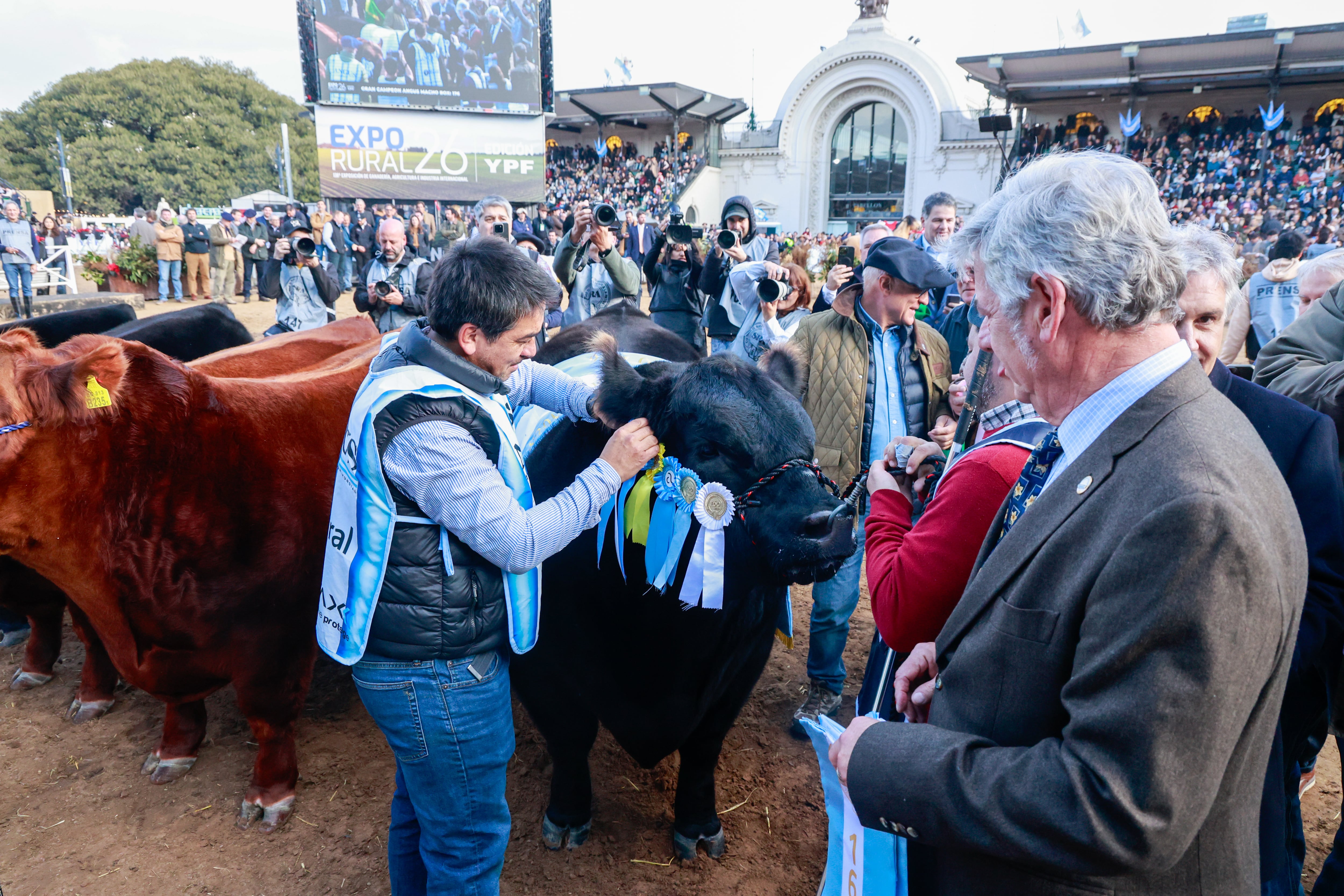 El presidente de la SRA, Nicolás Pino, entregó la cucarda al cabañero del Gran Campeón
