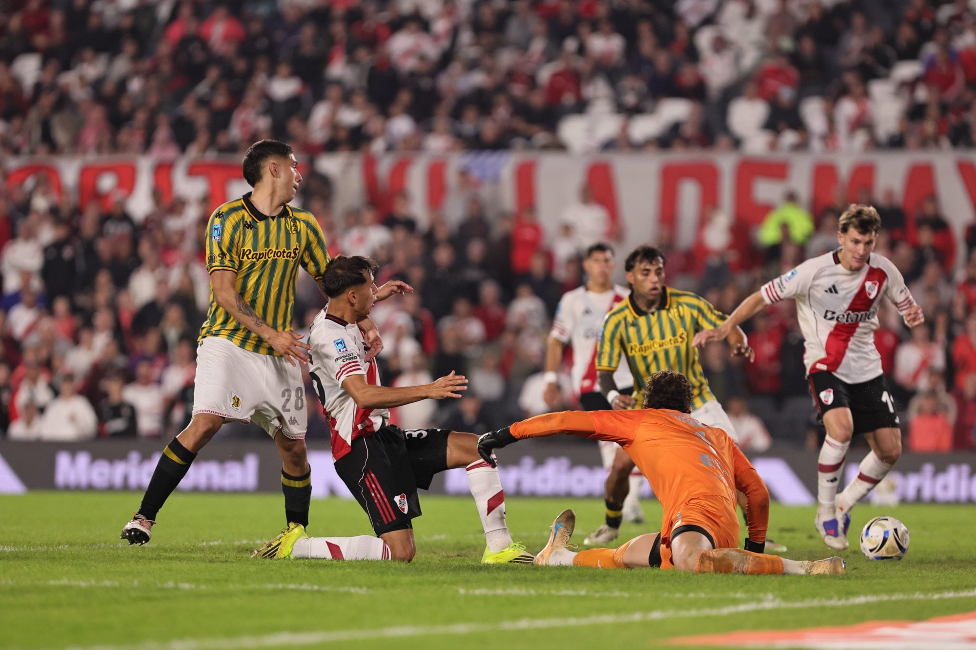 Colidio va a conectar el centro rasante de Moreno y convertirá el segundo gol de River