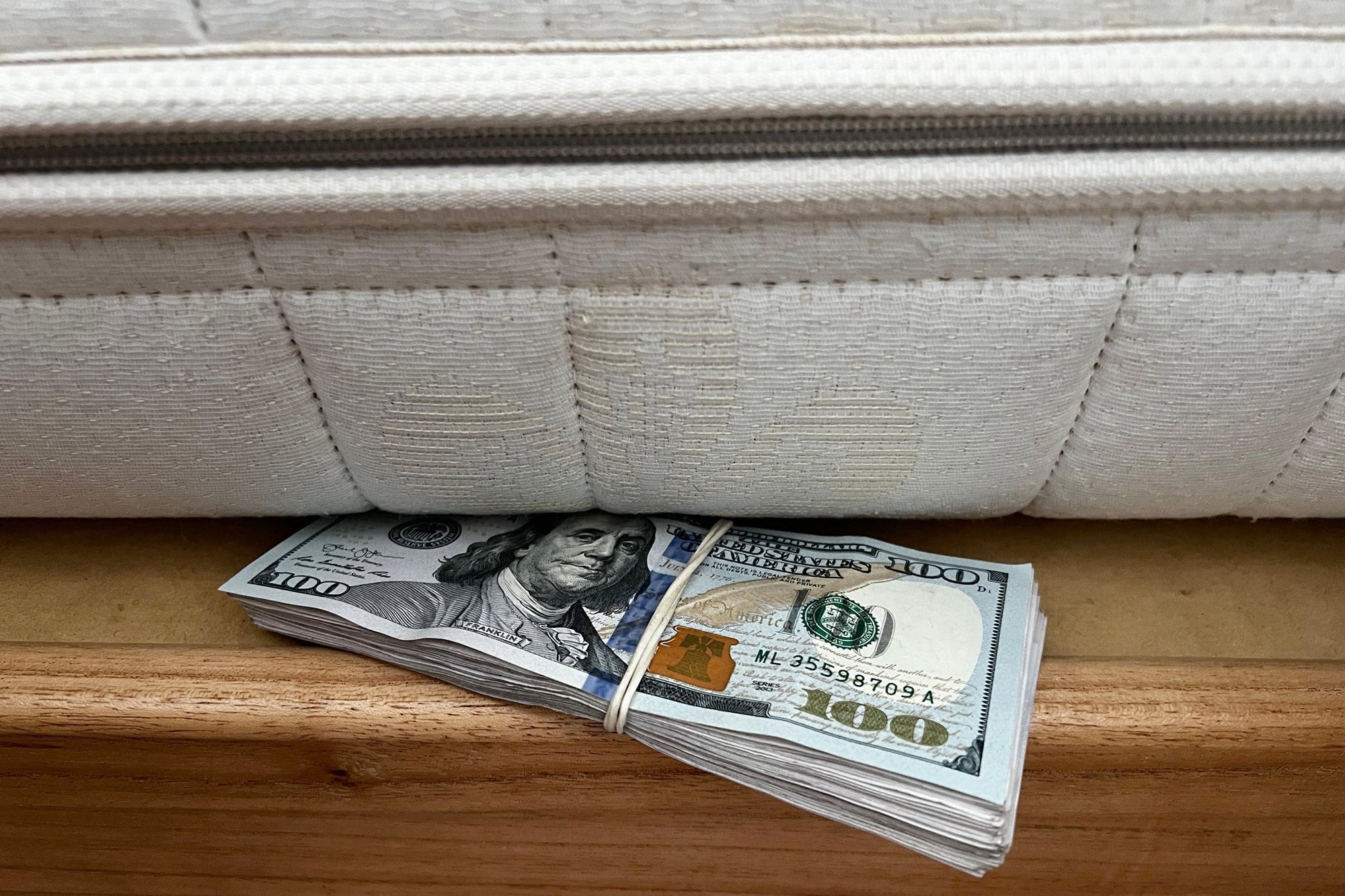 Muchos argentinos abordan el problema de la liquidez con el famoso “todo en dólares debajo del colchón”