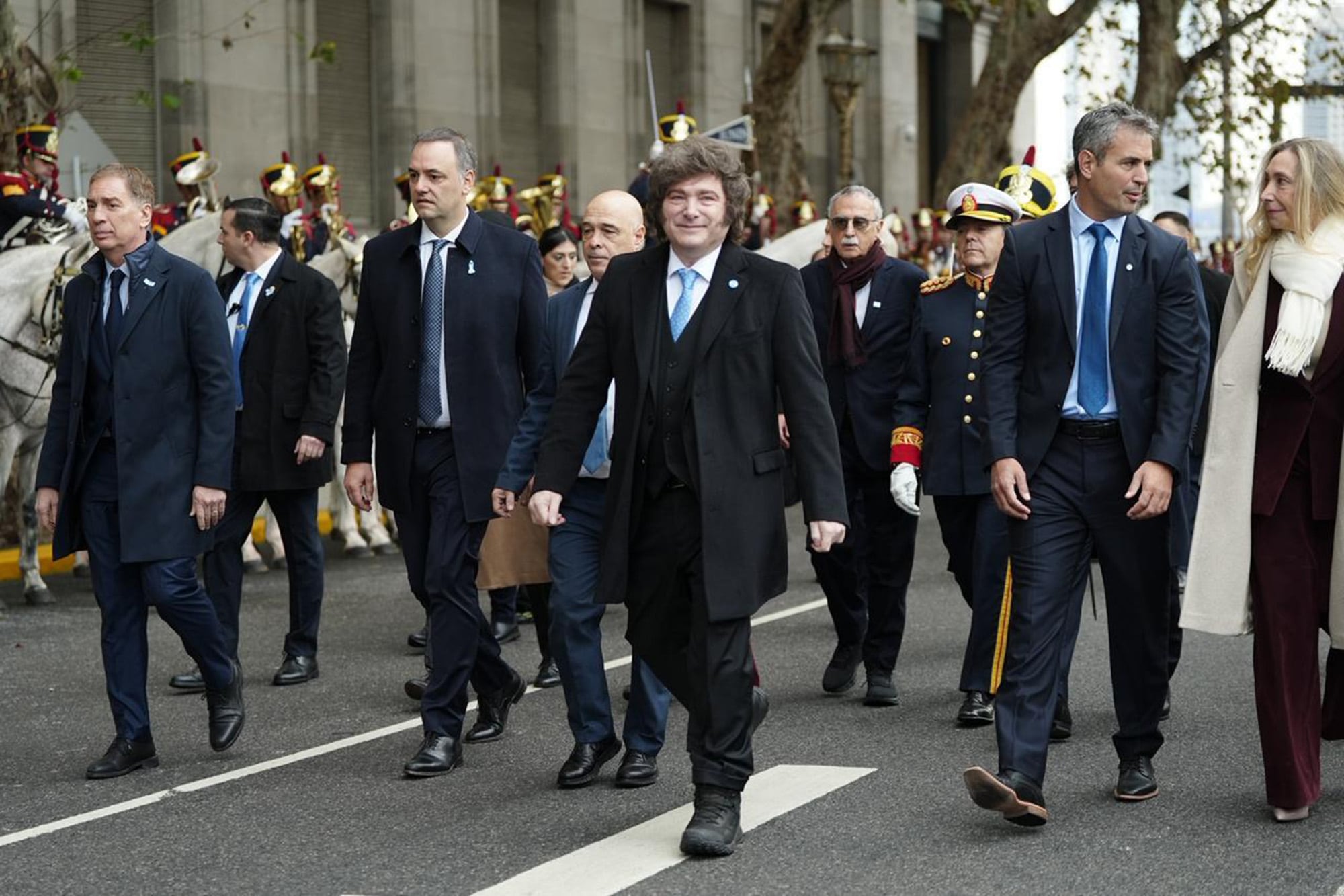 Javier Milei convocó a todo el gabinete a compartir una foto en el Día de la Bandera, en Rosario