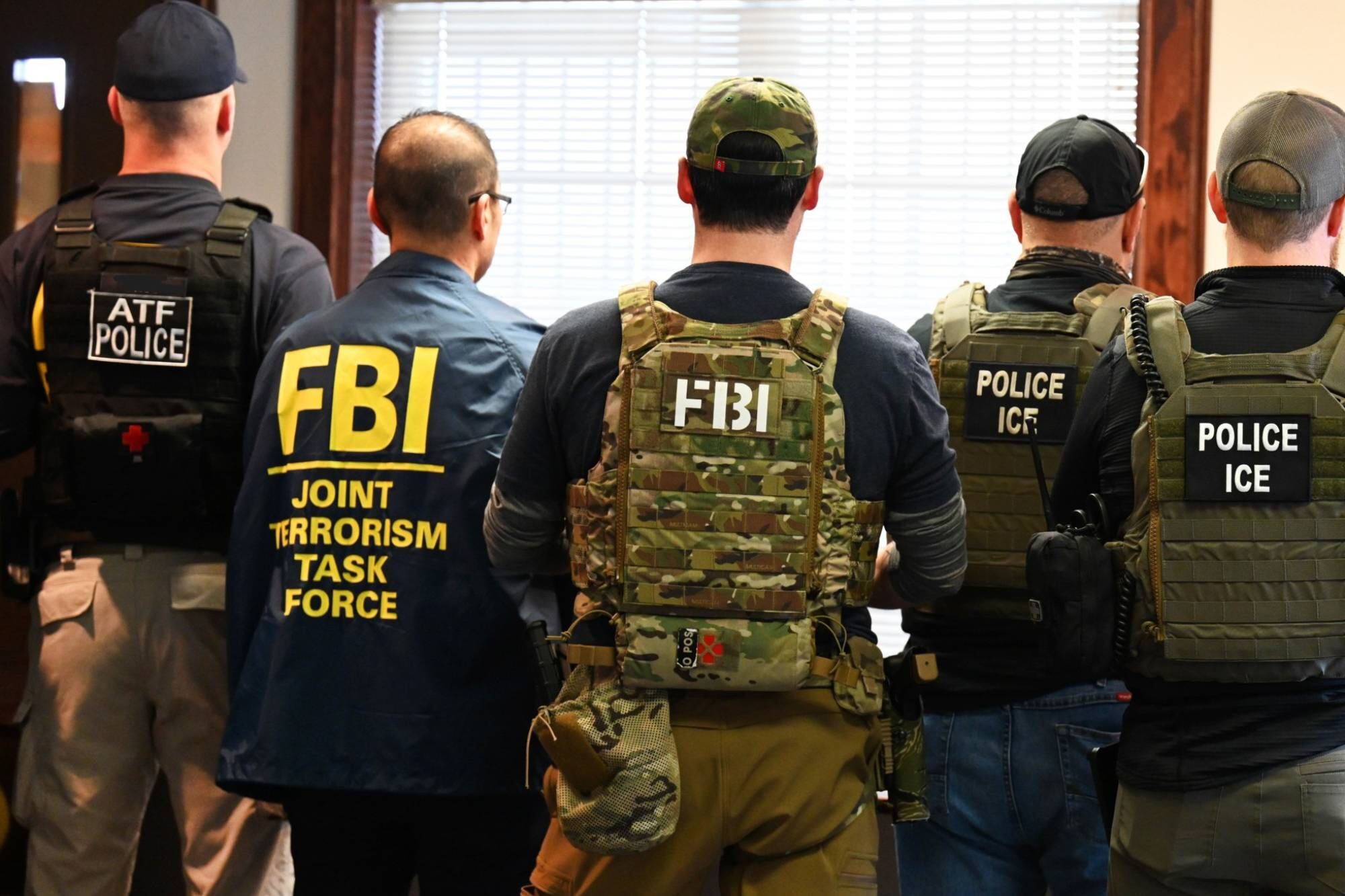 El texto del proyecto establece que el nombre o las siglas de la agencia deben ser legibles desde una distancia mínima de 25 pies (7,6 metros)