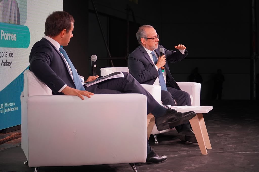 Saavedra dialogó con Agustín Porres, de la Fundación Varkey, durante el Congreso Nacional de Educación en San Luis