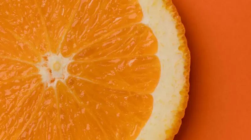 La naranja, por razones históricas, es quizás la fruta que suele venir a la mente al pensar en la vitamina C, una de las más vitales para la salud