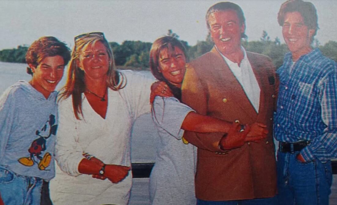 Alberto junto a su esposa y sus tres hijos, María Marta, Juan Martín y Juan Manuel (Foto: Captura redes sociales)