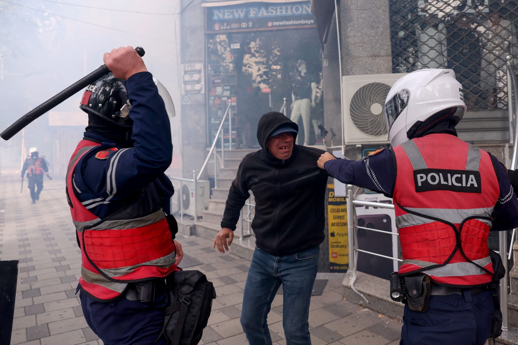 Tercer día de disturbios en Albania mientras crece la oposición a un proyecto de lujo ligado a los Trump