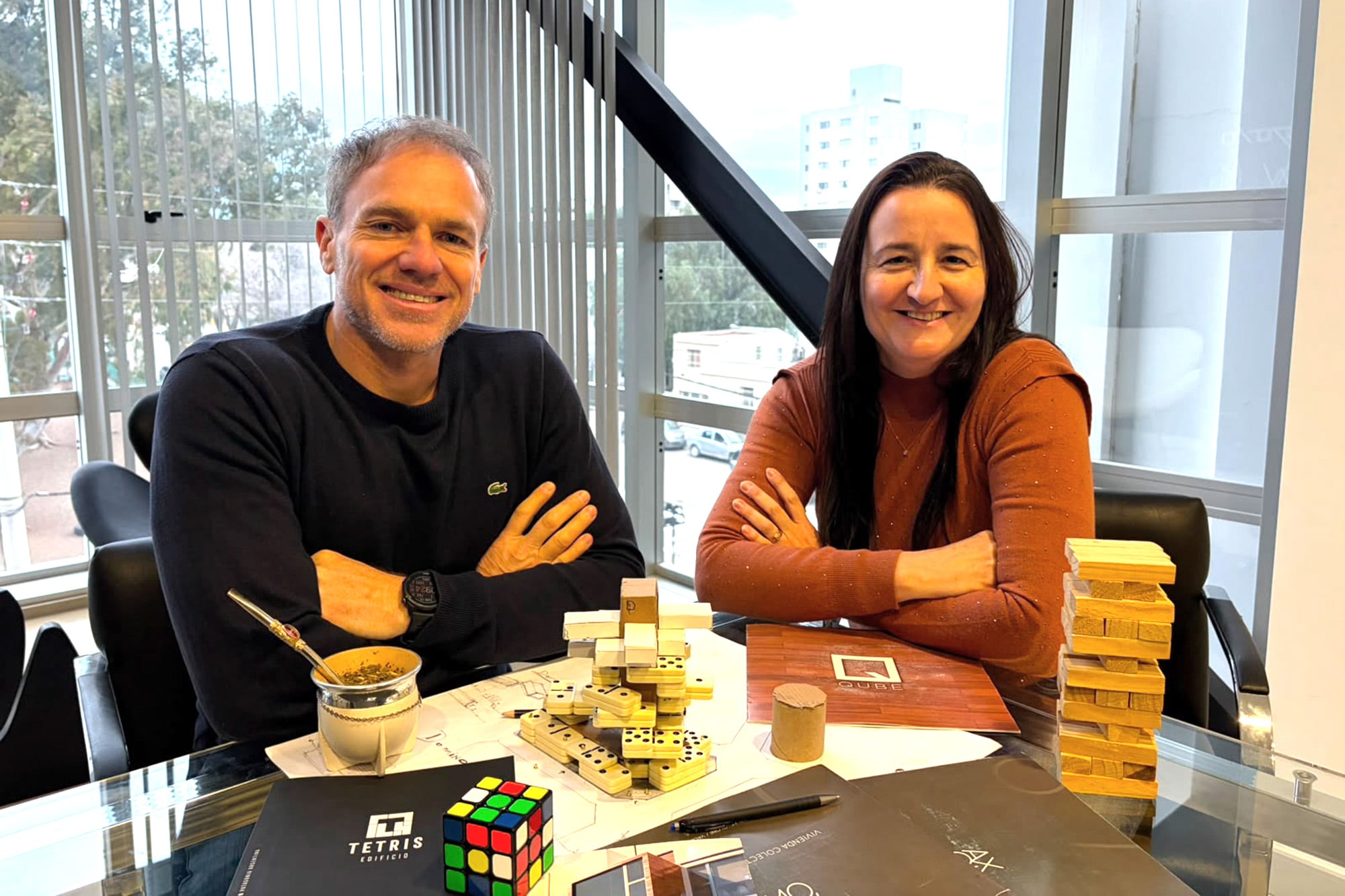 Son argentinos y crean edificios con formas raras: desde el cubo mágico hasta el jenga
