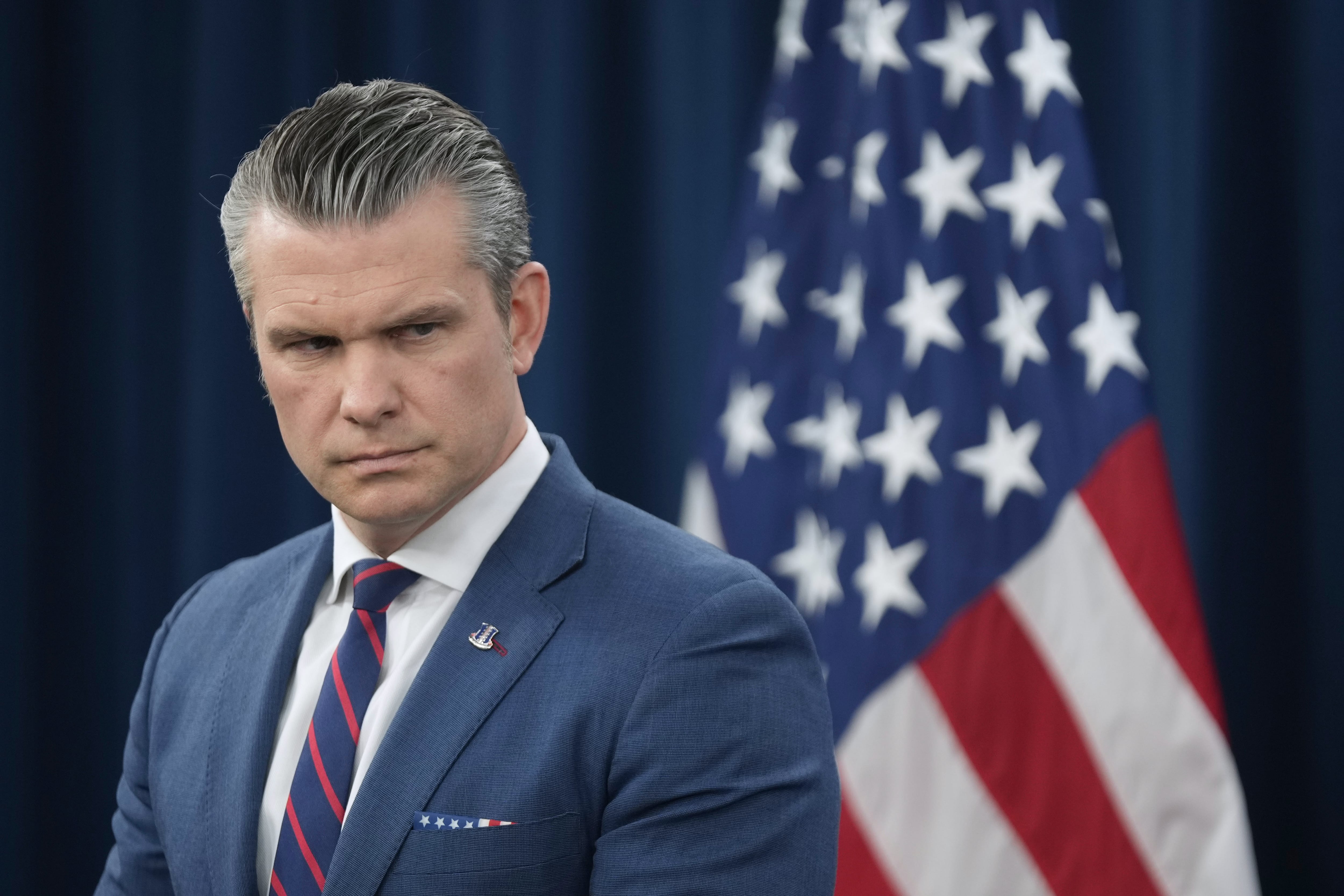 El secretario de Defensa de Estados Unidos, Pete Hegseth, en una conferencia de prensa en el Pentágono en Washington, el 2 de marzo del 2026. (AP foto/Mark Schiefelbein)