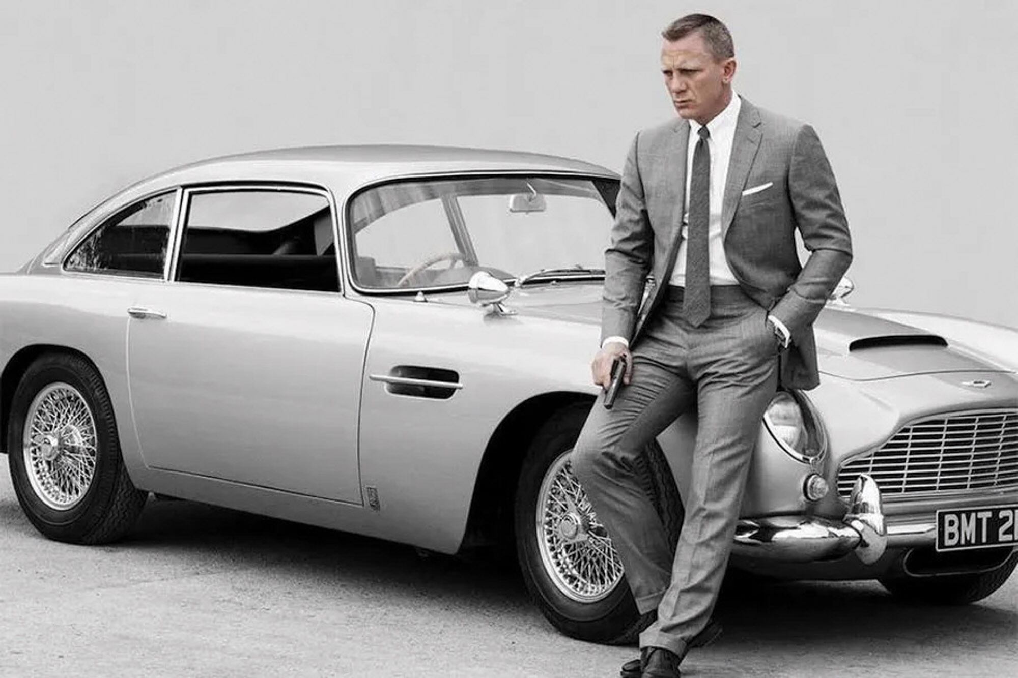 Daniel Craig, el último James Bond hasta el momento, con el icónico Aston Martin que guió en varias aventuras del personaje
