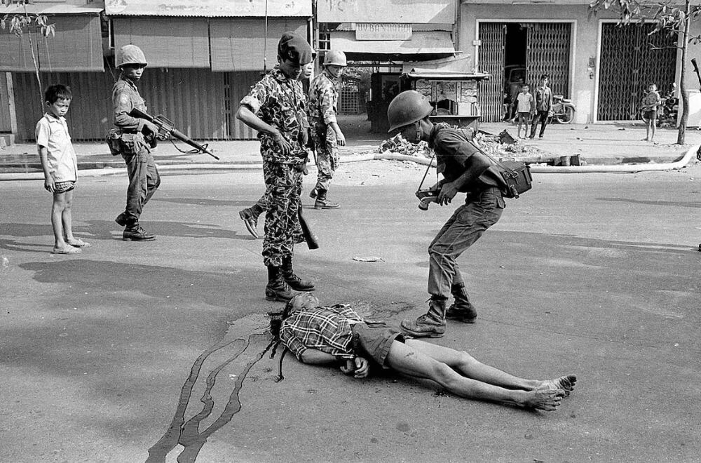 Tras el disparo, Nguyen Van Lem cayó fulminado al suelo. (Eddie Adams AP)