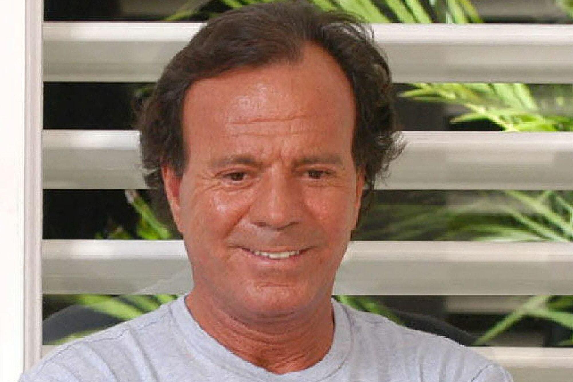 Julio Iglesias, el protagonista de los memes referidos a la llegada del mes de julio