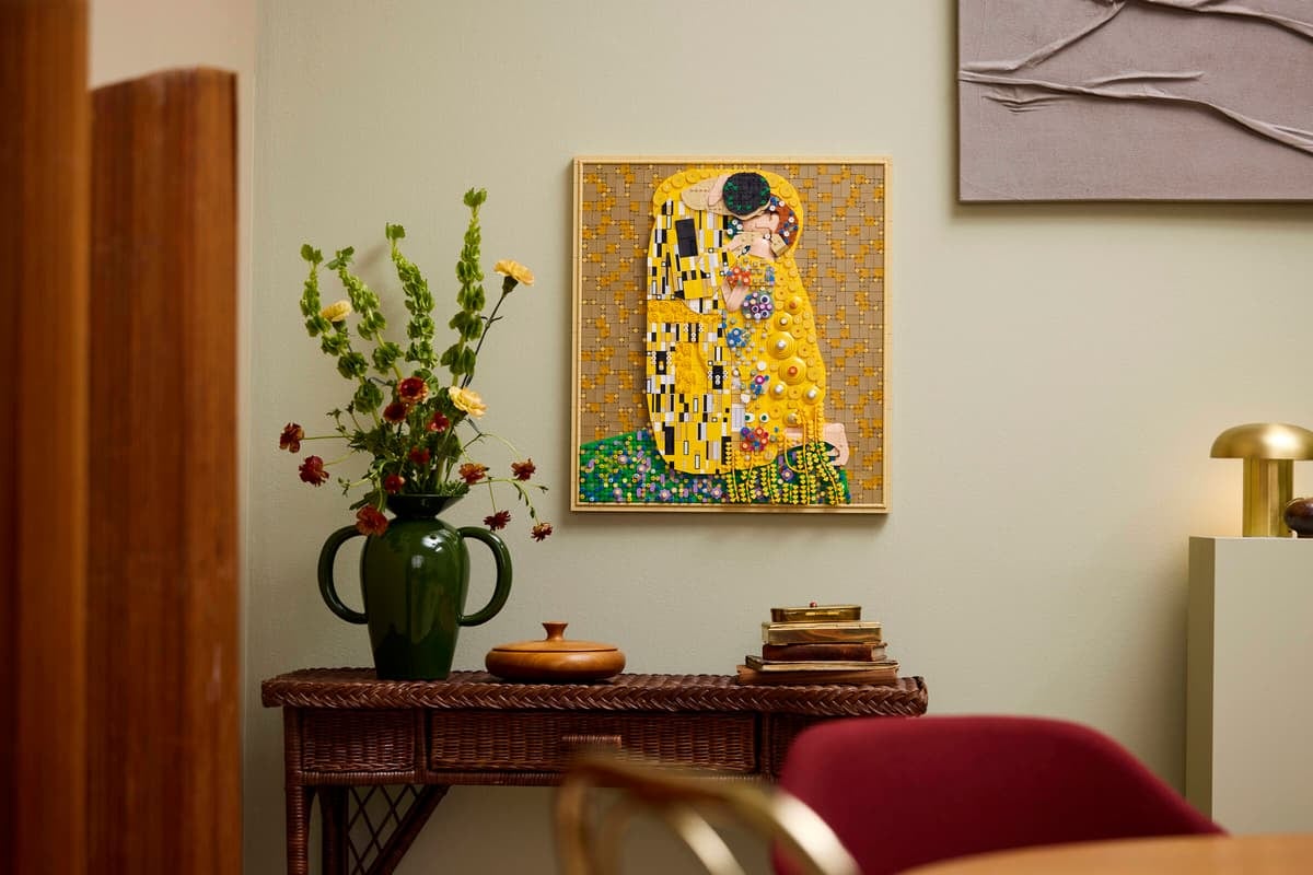 El Beso de Gustav Klimt es otra de las varias propuestas de LEGO para decorar espacios