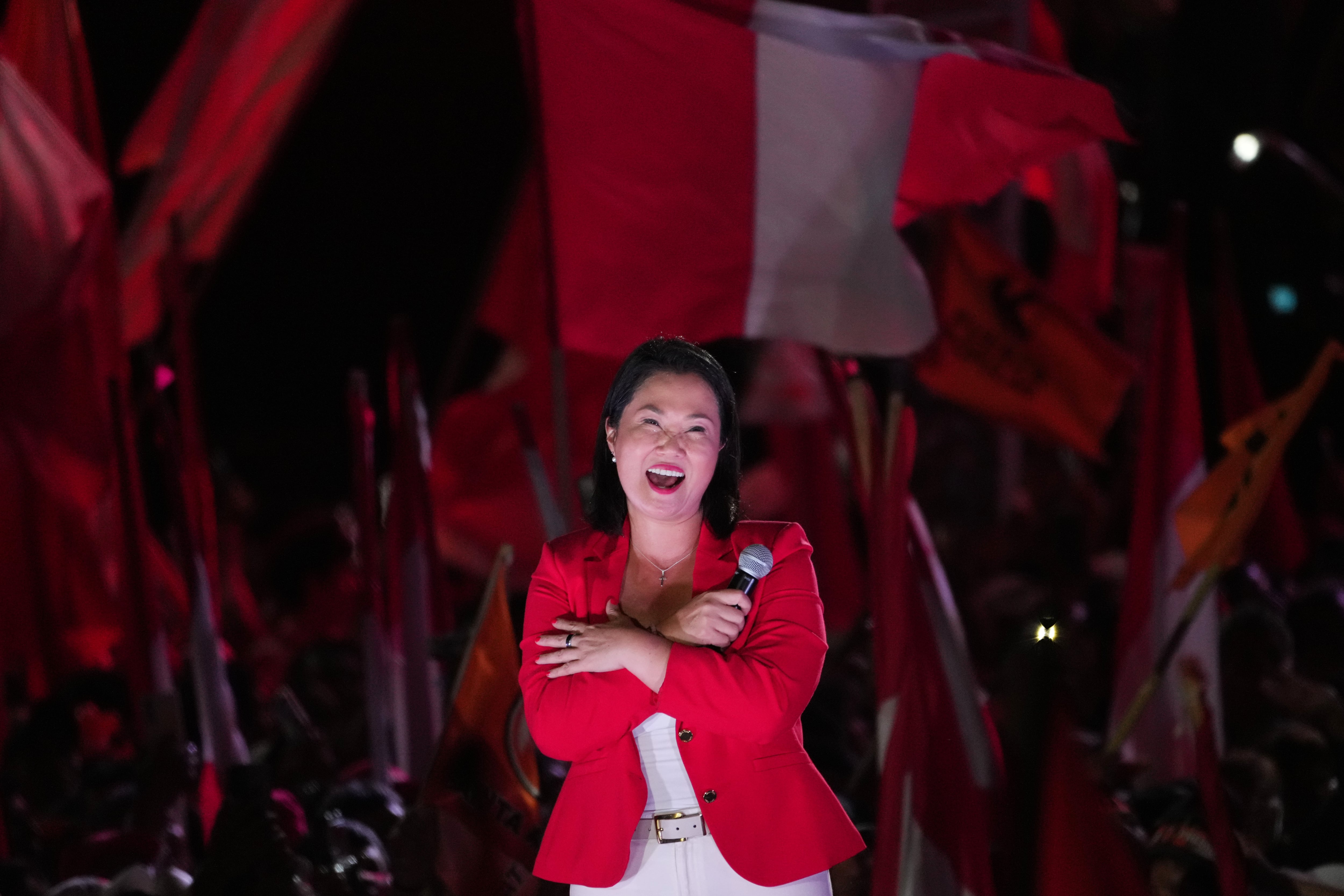 La candidata presidencial Keiko Fujimori se dirige a sus seguidores durante un mitin de cierre de campaña en Lima, Perú