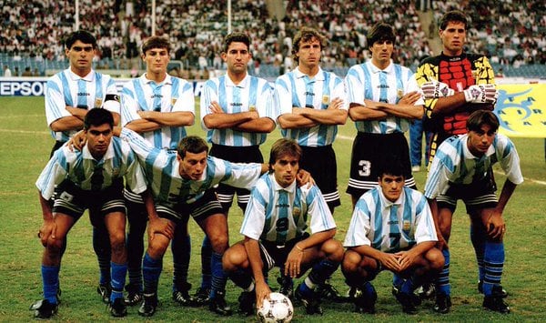 Rambert (abajo, a la derecha), en la formación de la selección argentina que disputó la Copa Rey Fahd en 1995.