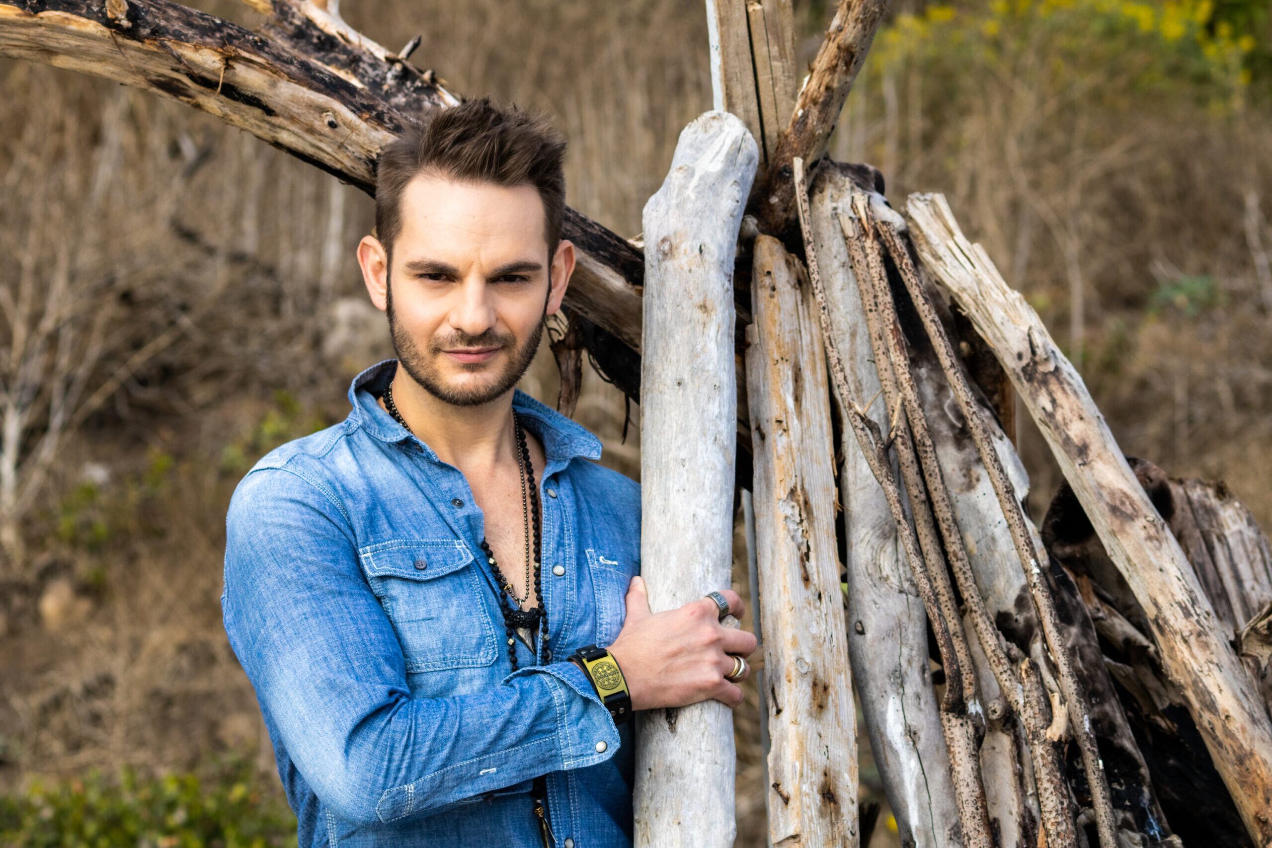 Las celebridades eligen a Kyle Thomas como su guía astrológico