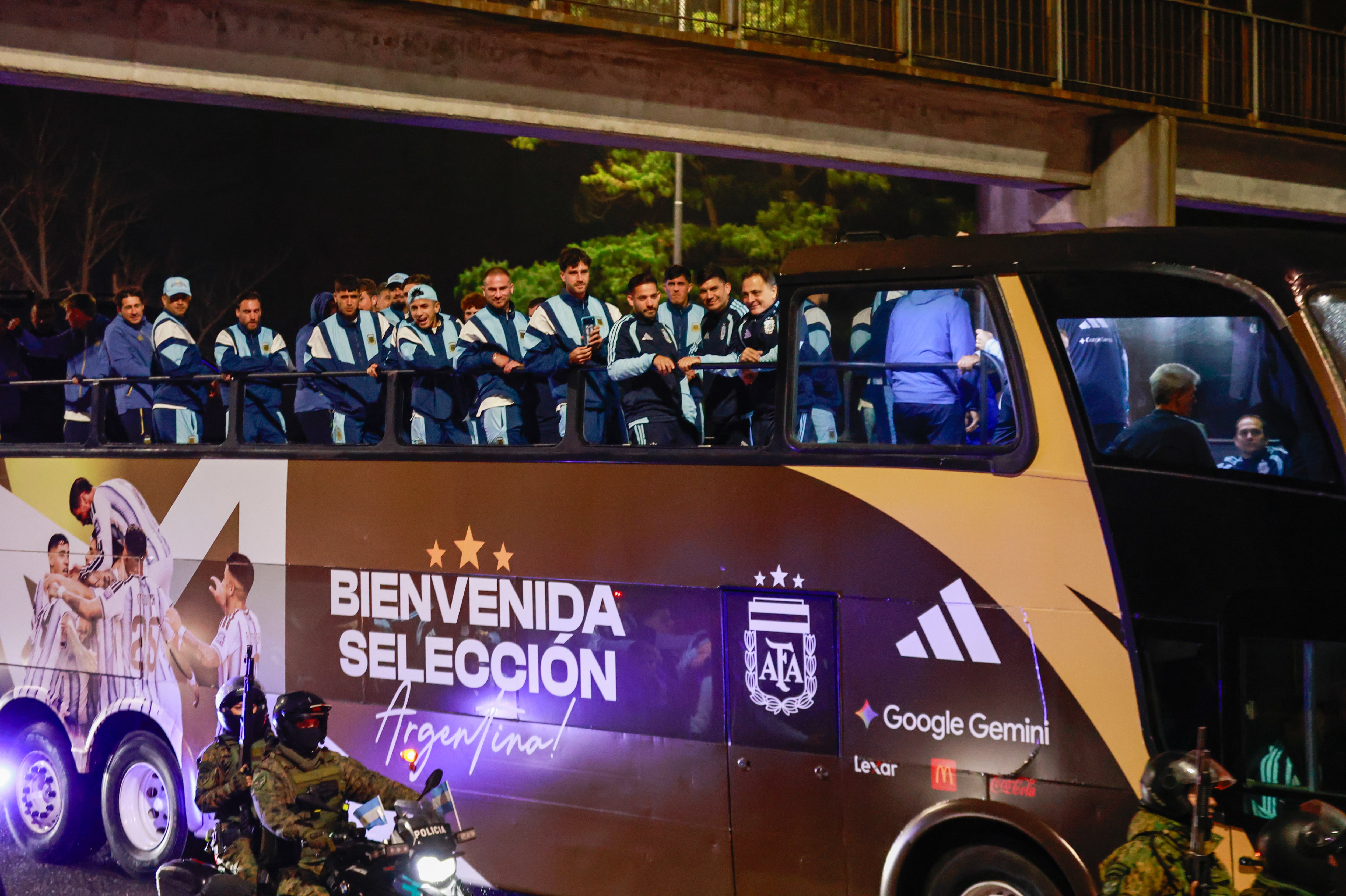 Javier Milei, sobre los jugadores: “Frente a la tristeza de no haber ganado, decidieron no hacer festejos” 6 El plantel de la selección argentina fue recibido por una multitud