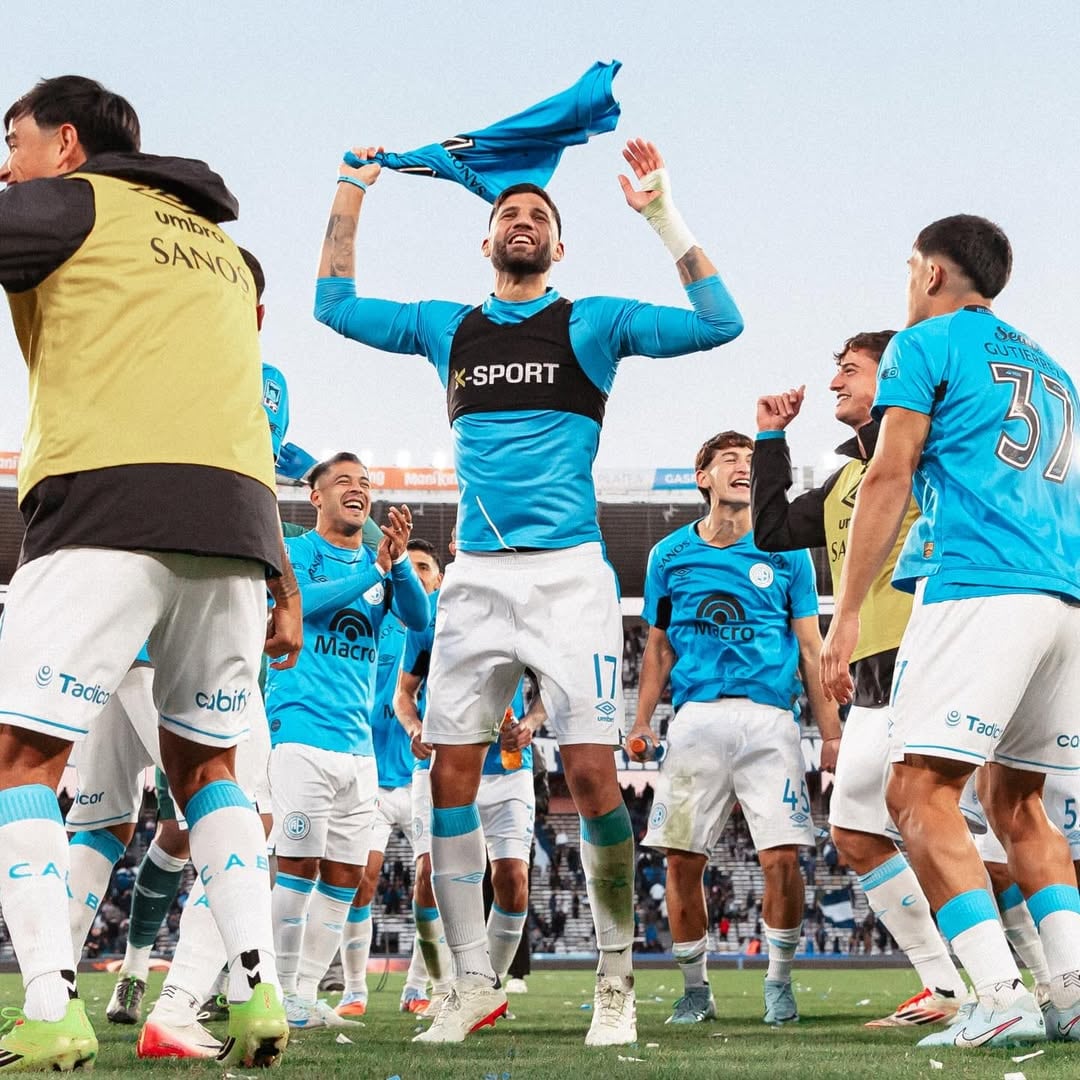 Lisandro López, en el centro de los festejos de los jugadores de Belgrano tras ganar el clásico cordobés por 1-0 en el Mario Alberto Kempes