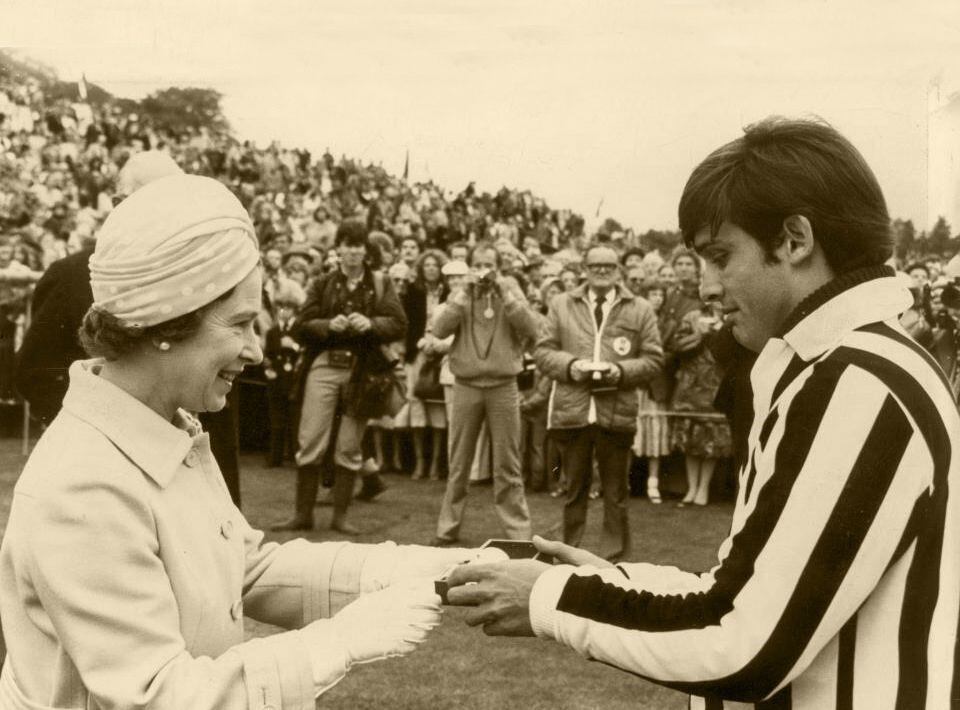 Juan José Alberdi recibiendo un trofeo de la entonces reina Isabel II, en la Queen's Cup, uno de los más importantes de Europa