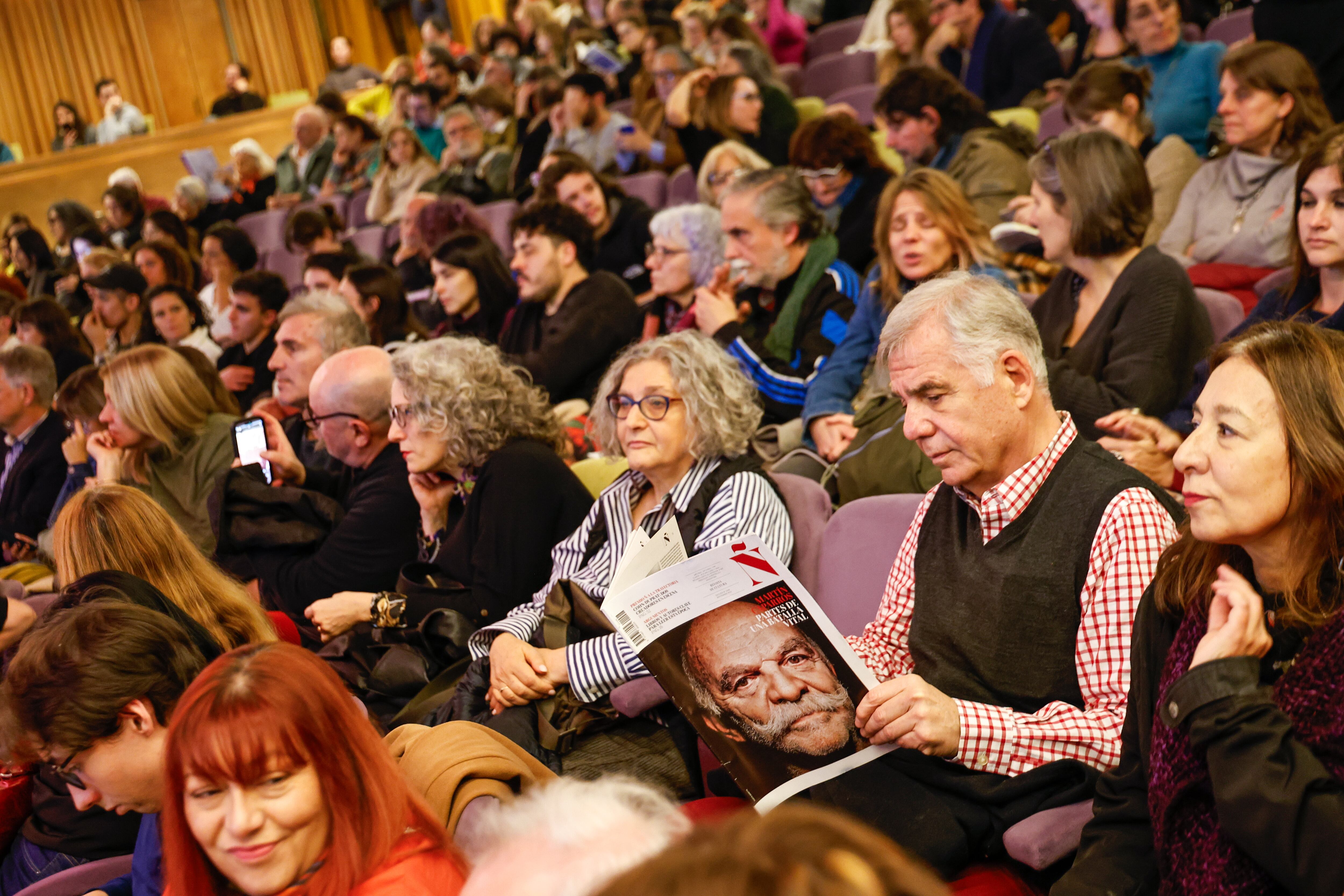 El teatro Alvear ovacionó de pie a Martín Caparrós cuando finalizó el homanaje