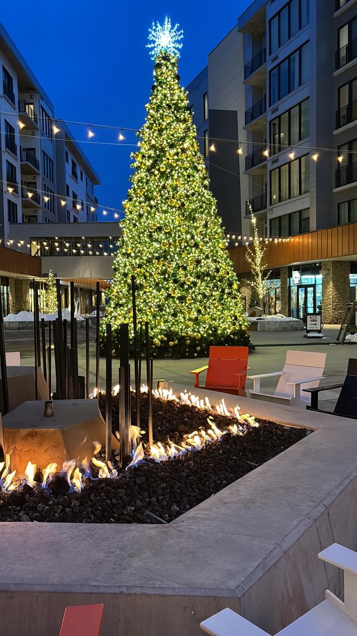 Toda la zona se ilumina de colores durante la época de Navidad
